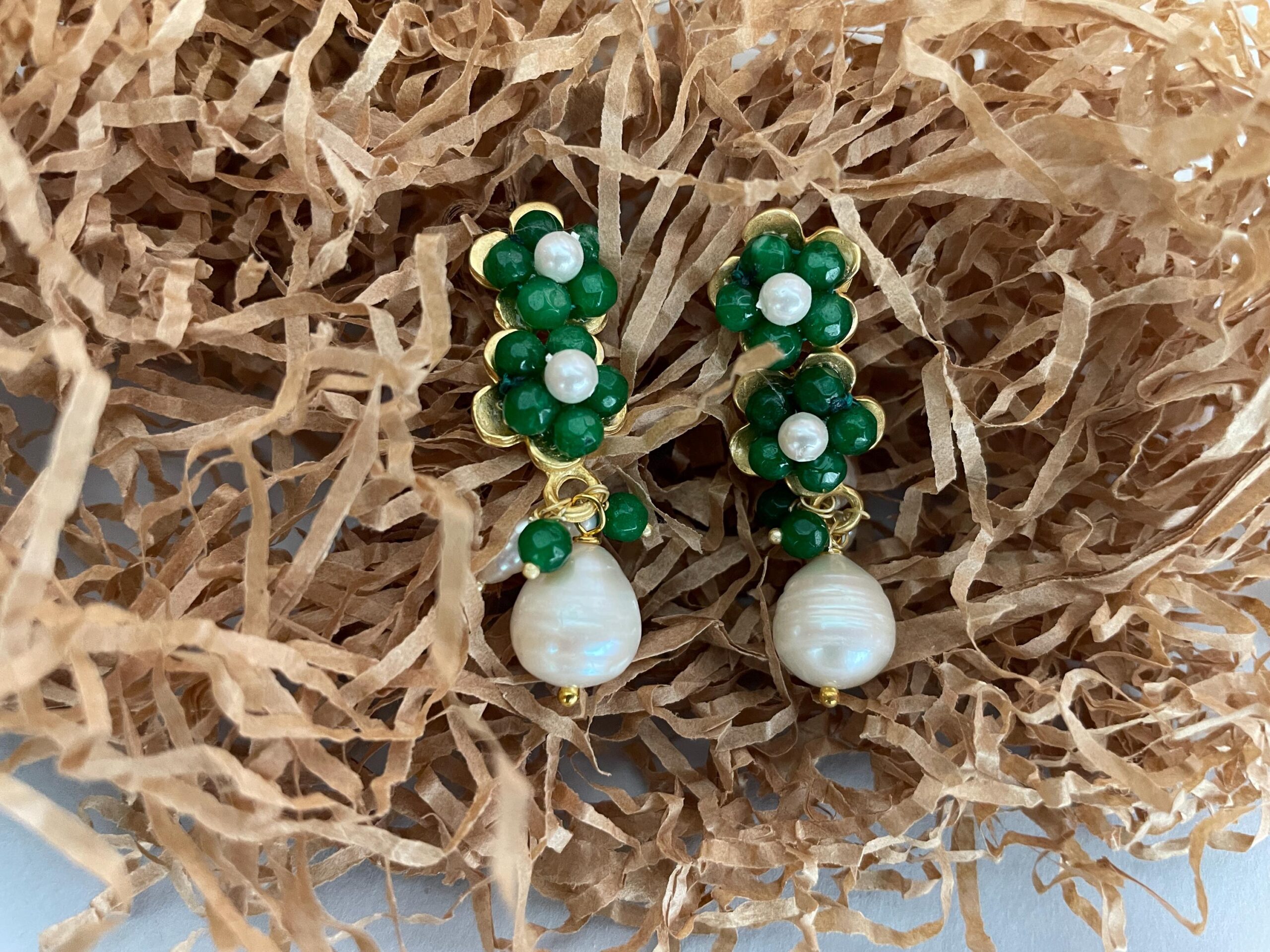 Orecchini siciliani con fiori di Agata verde e perle barocche pendenti. Orecchini caratteristici siciliani