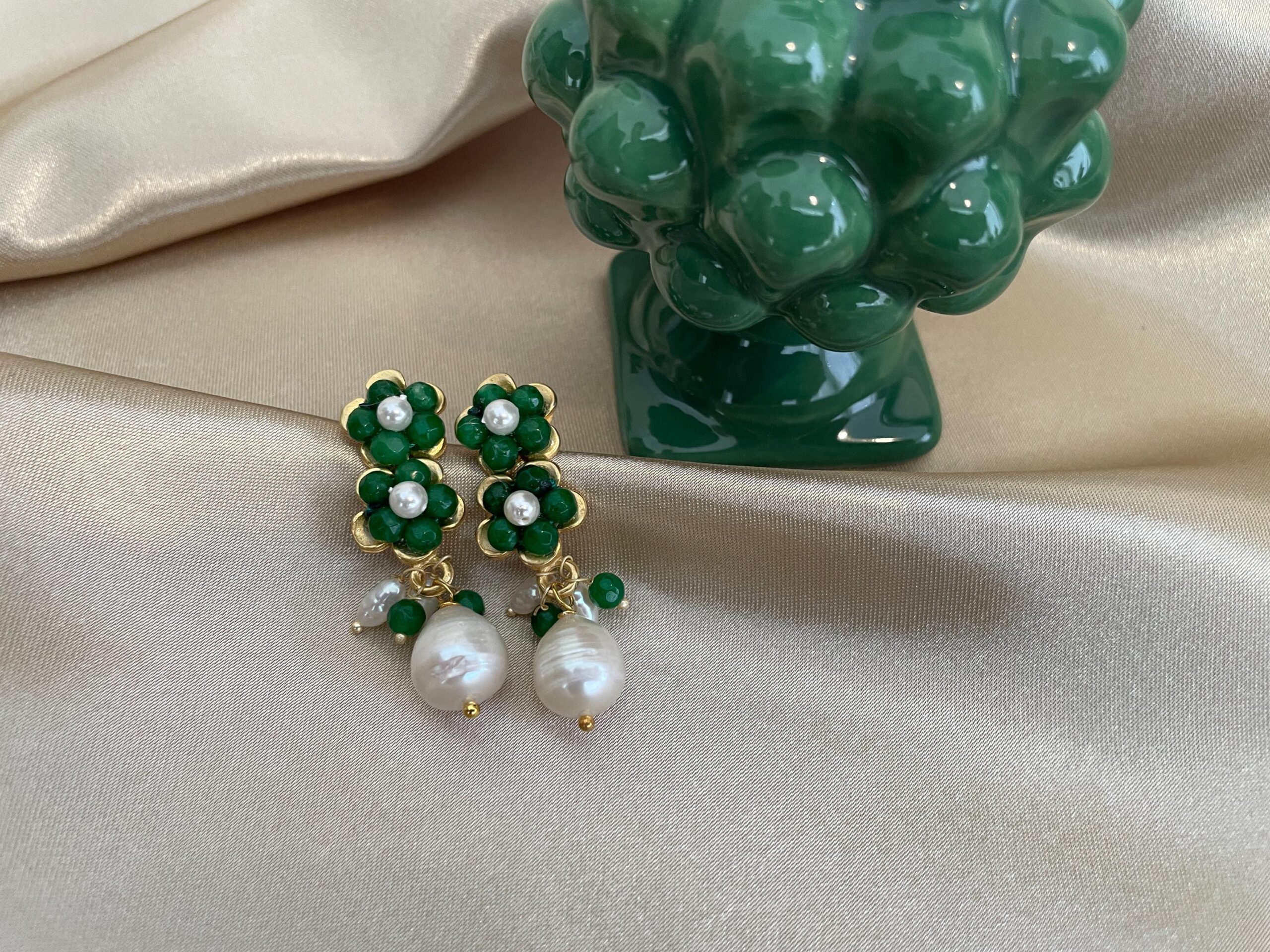 Orecchini siciliani con fiori di Agata verde e perle barocche pendenti. Orecchini caratteristici siciliani
