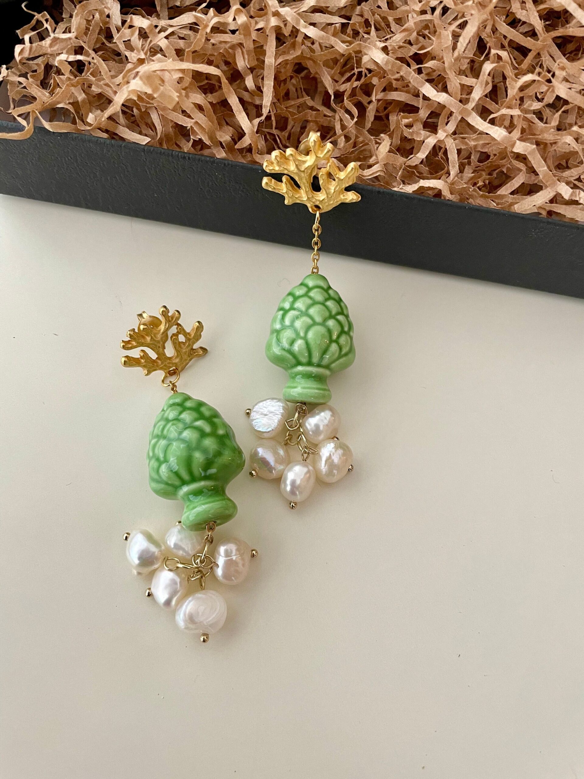Orecchini siciliani con perni in zama, pigna colorata in ceramica di Caltagirone e perle di fiume Orecchini caratteristici siciliani