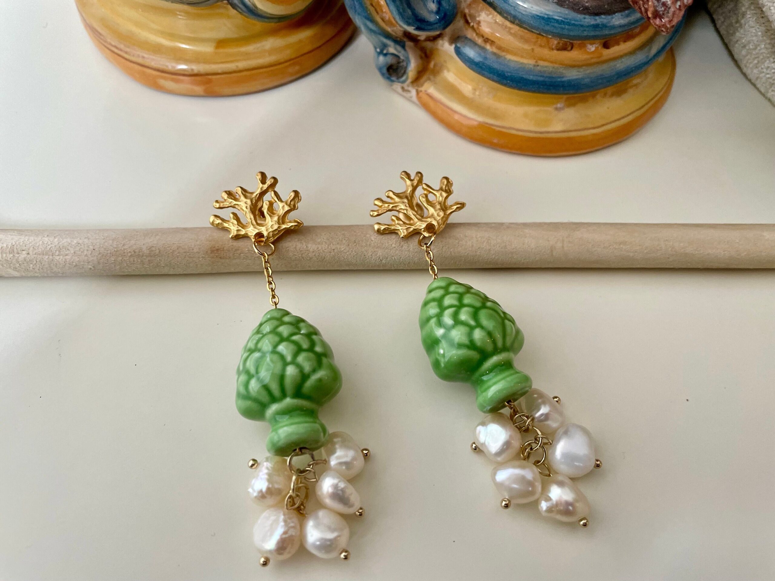 Orecchini siciliani con perni in zama, pigna colorata in ceramica di Caltagirone e perle di fiume Orecchini caratteristici siciliani