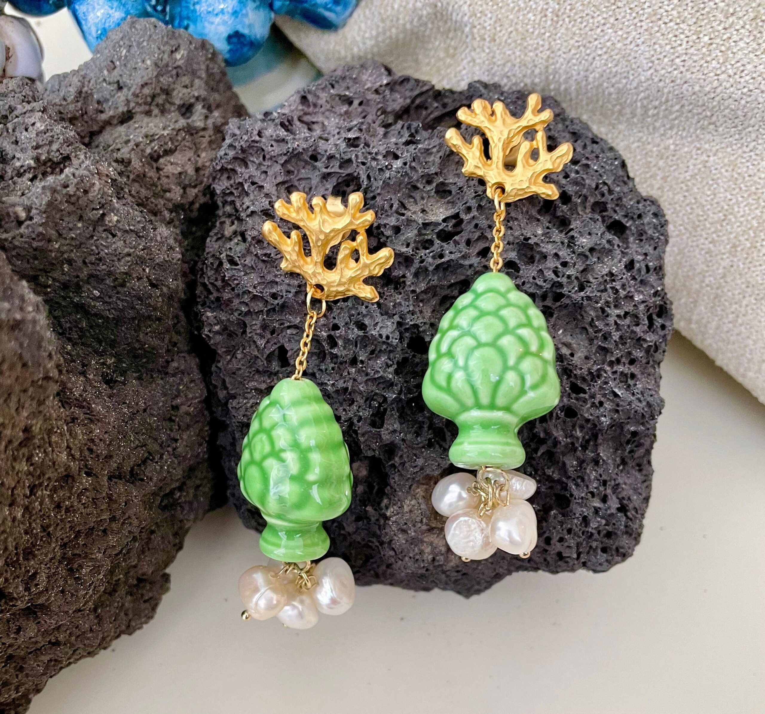 Orecchini siciliani con perni in zama, pigna colorata in ceramica di Caltagirone e perle di fiume Orecchini caratteristici siciliani