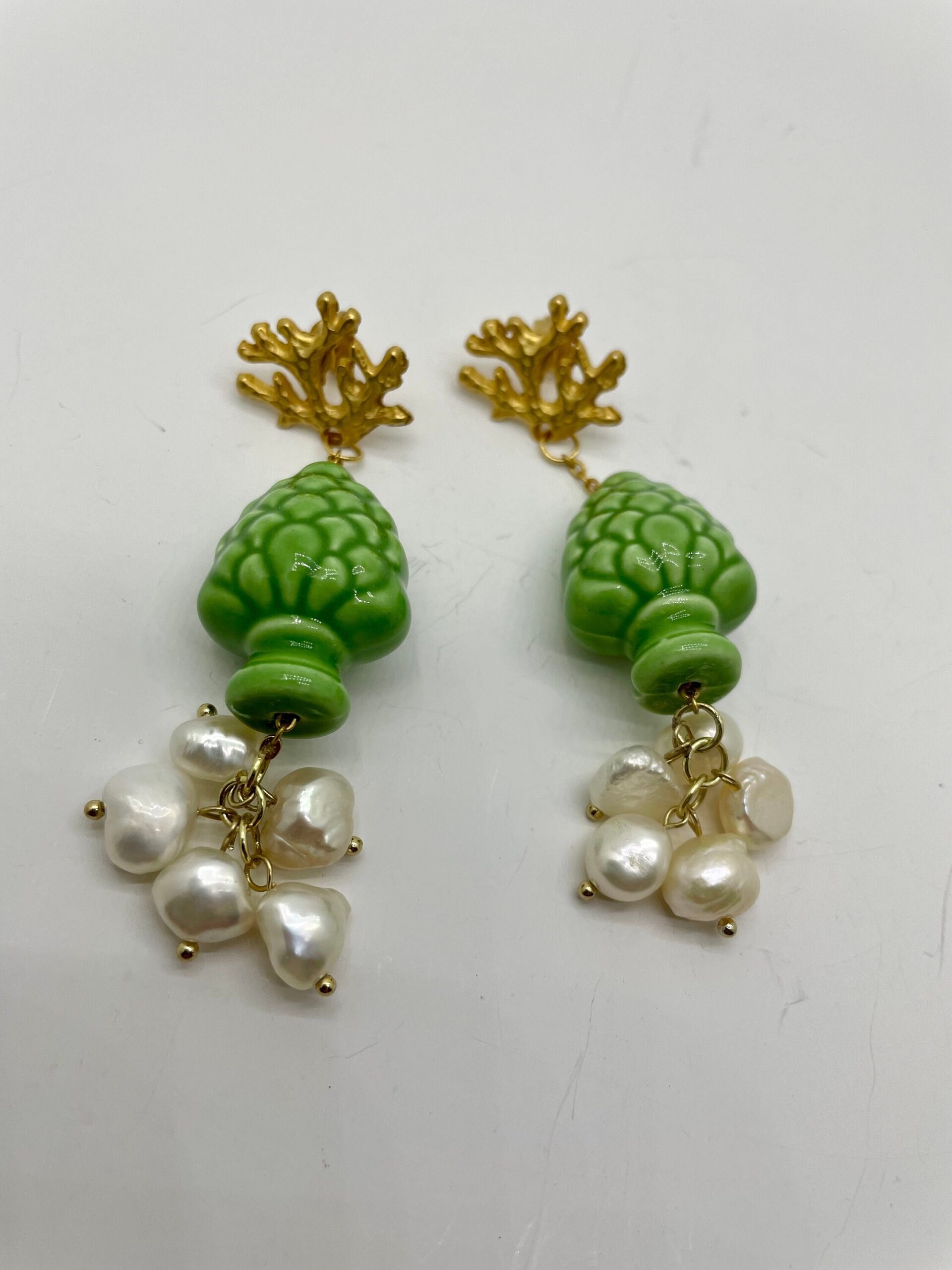 Orecchini siciliani con perni in zama, pigna colorata in ceramica di Caltagirone e perle di fiume Orecchini caratteristici siciliani