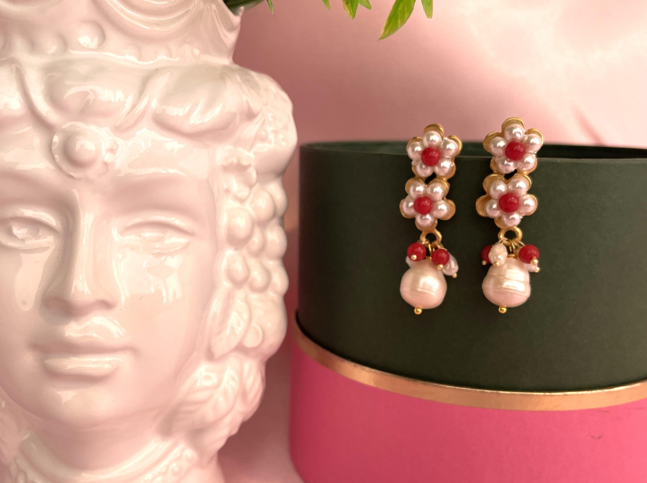Orecchini pendenti con fiori di perle Maiorca  e corallo, perle di fiume e perle barocche. Orecchini caratteristici siciliani