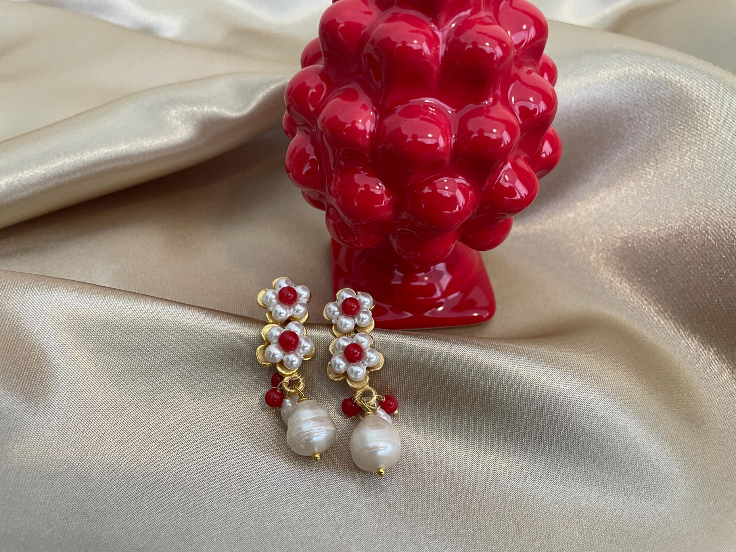 Orecchini pendenti con fiori di perle Maiorca  e corallo, perle di fiume e perle barocche. Orecchini caratteristici siciliani