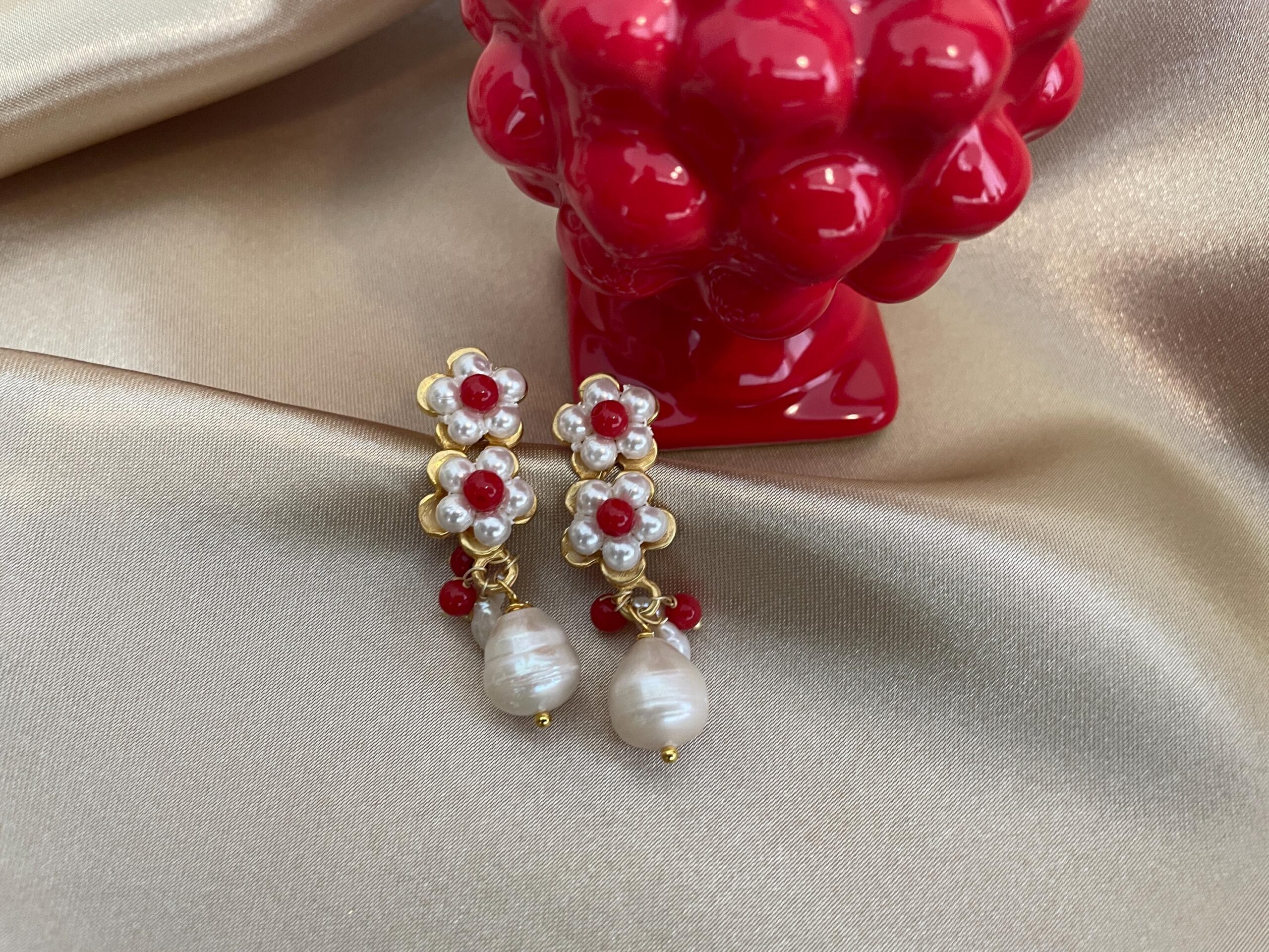 Orecchini pendenti con fiori di perle Maiorca  e corallo, perle di fiume e perle barocche. Orecchini caratteristici siciliani
