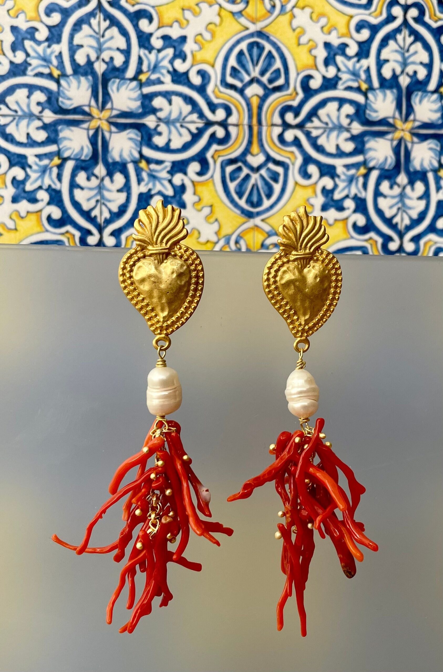 Orecchini siciliani, orecchini con cuore sacro, orecchini grappolo corallo autentico, orecchini maxi, perla barocca e rami di corallo vero Corallo del Mediterraneo