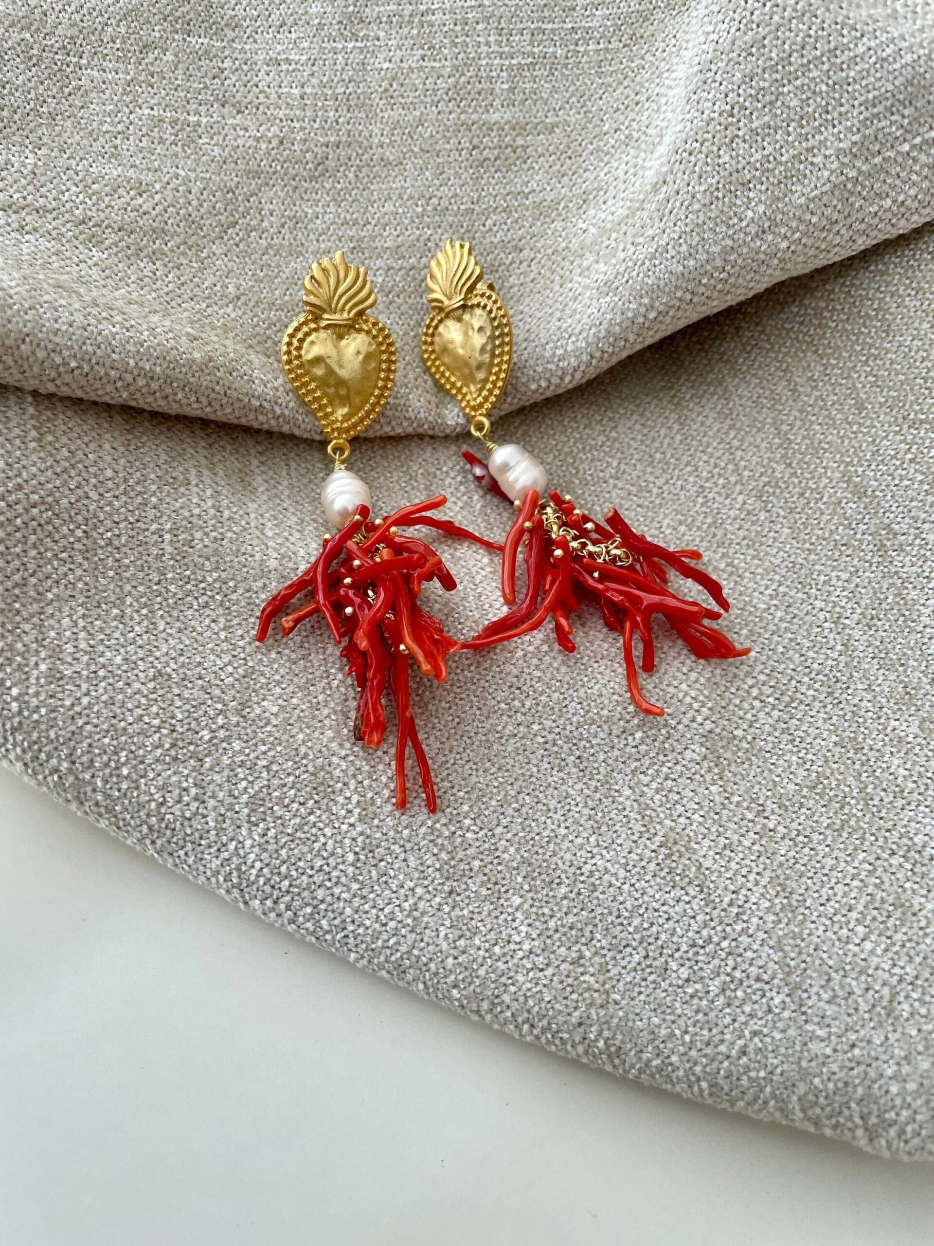 Orecchini siciliani, orecchini con cuore sacro, orecchini grappolo corallo autentico, orecchini maxi, perla barocca e rami di corallo vero Corallo del Mediterraneo