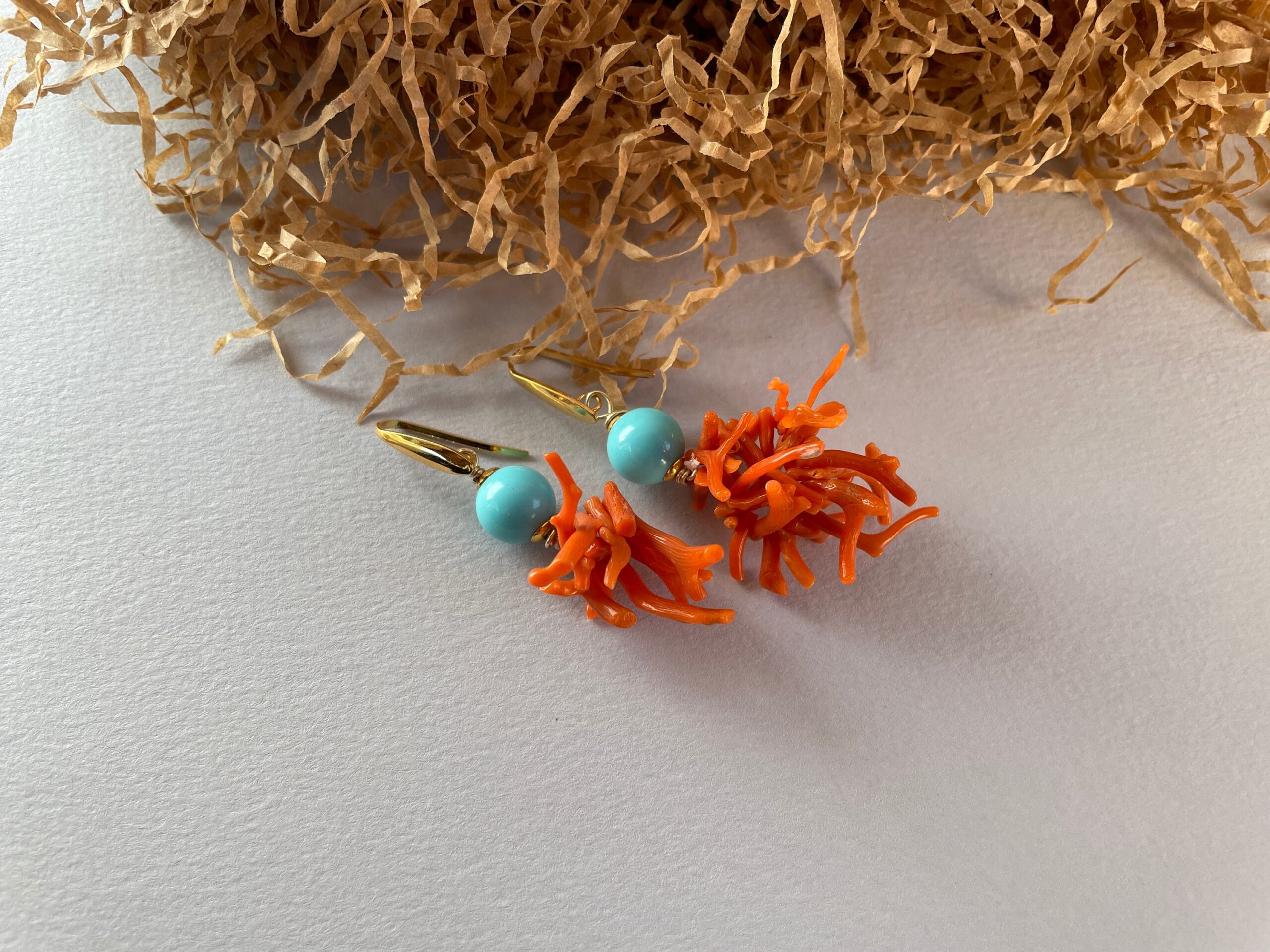 Orecchini con grappolo di rami di corallo autentico del Mediterraneo, perla barocca, orecchini siciliani, regalo per lei. Corallo del Mediterraneo