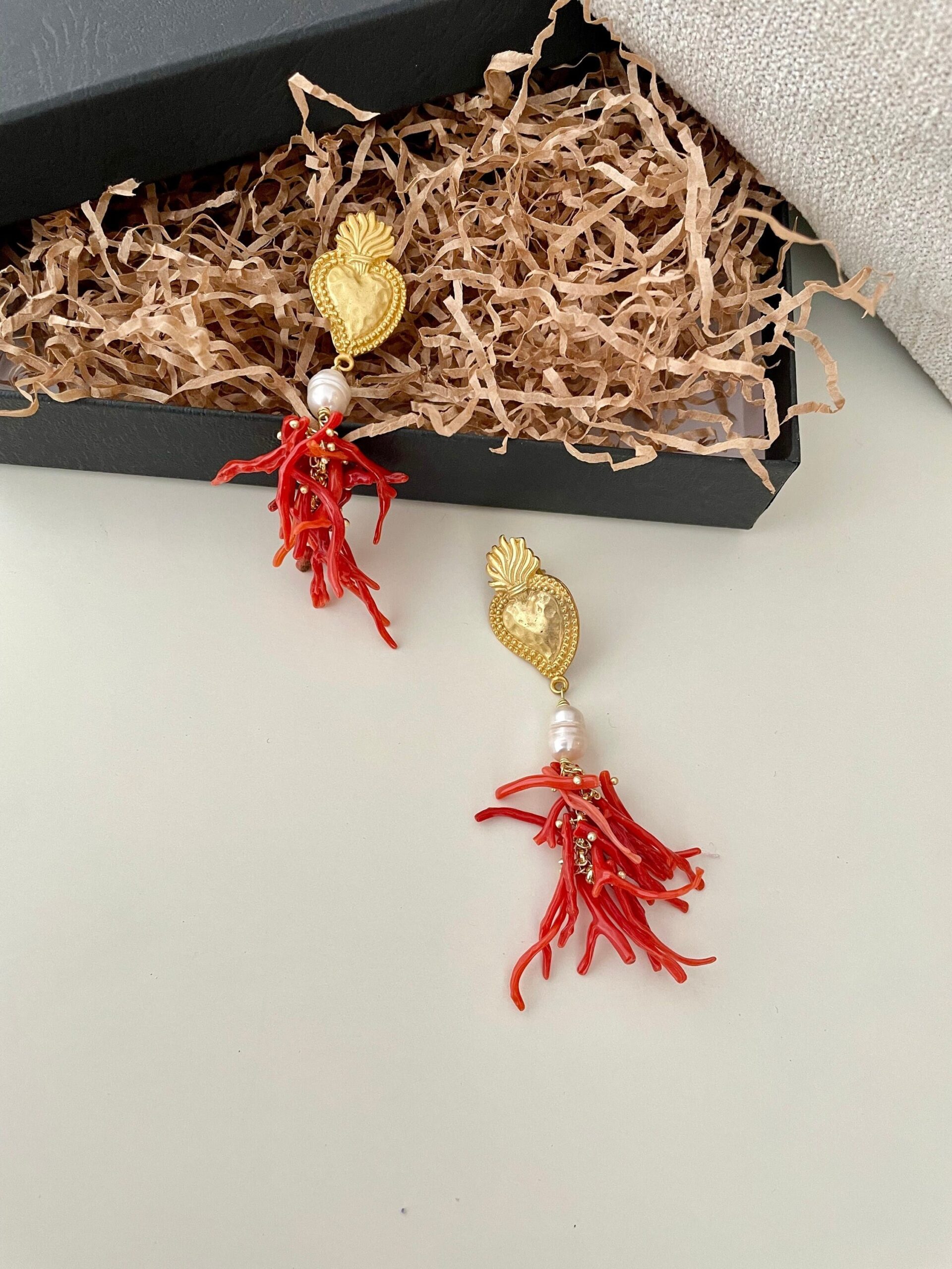 Orecchini siciliani, orecchini con cuore sacro, orecchini grappolo corallo autentico, orecchini maxi, perla barocca e rami di corallo vero Corallo del Mediterraneo