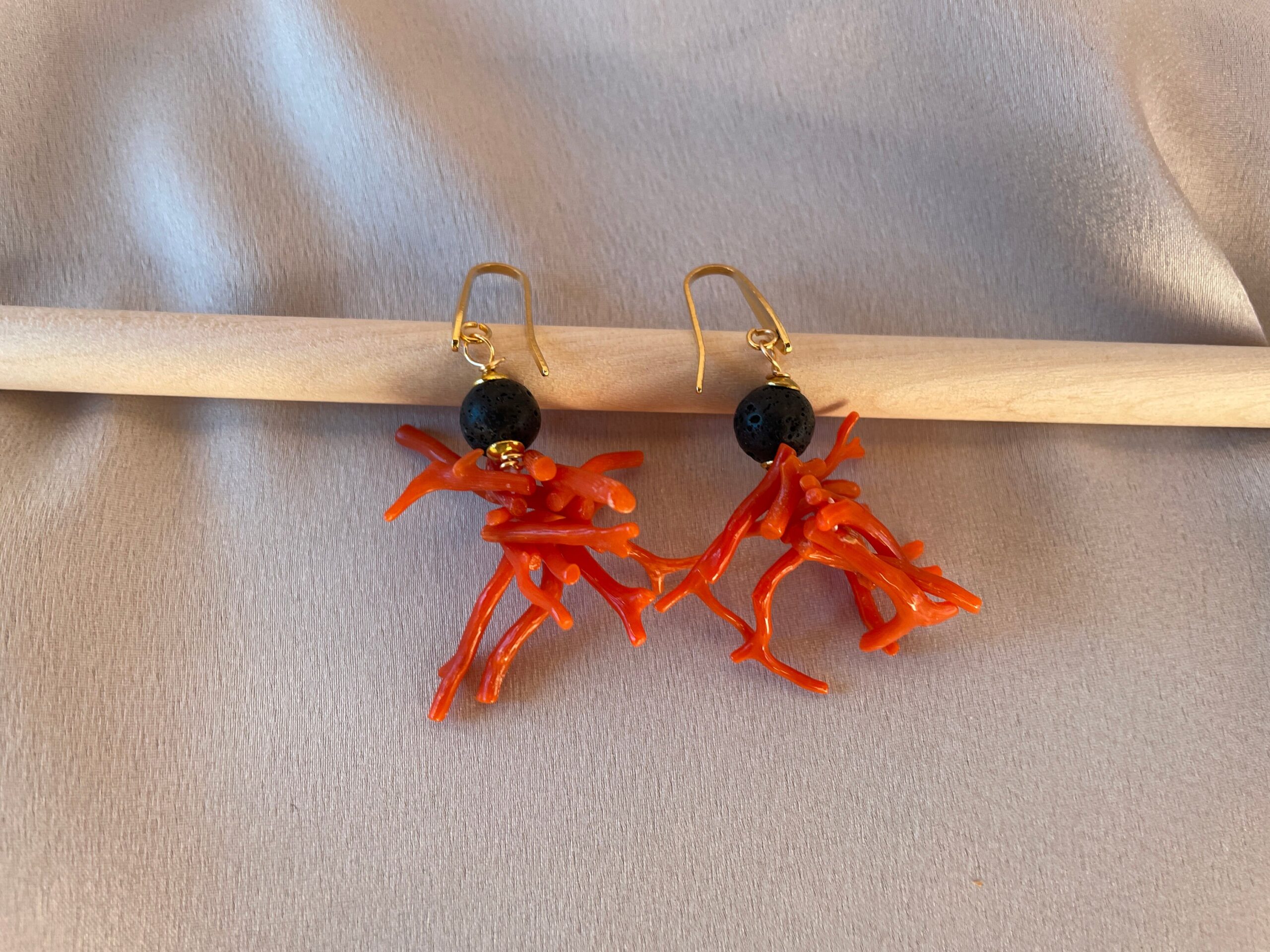 Orecchini con grappolo di rami di corallo autentico del Mediterraneo, perla barocca, orecchini siciliani, regalo per lei. Corallo del Mediterraneo