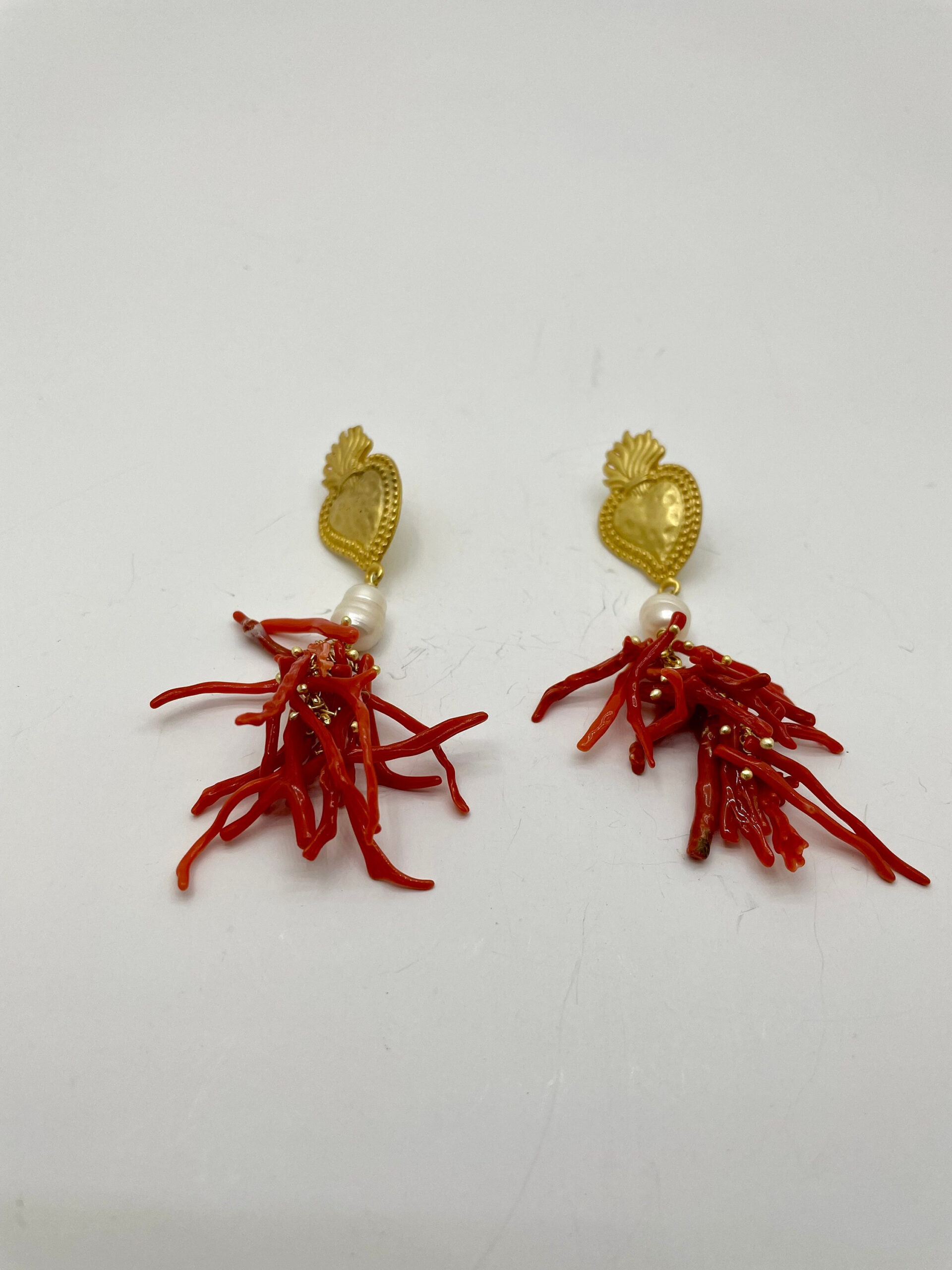 Orecchini siciliani, orecchini con cuore sacro, orecchini grappolo corallo autentico, orecchini maxi, perla barocca e rami di corallo vero Corallo del Mediterraneo