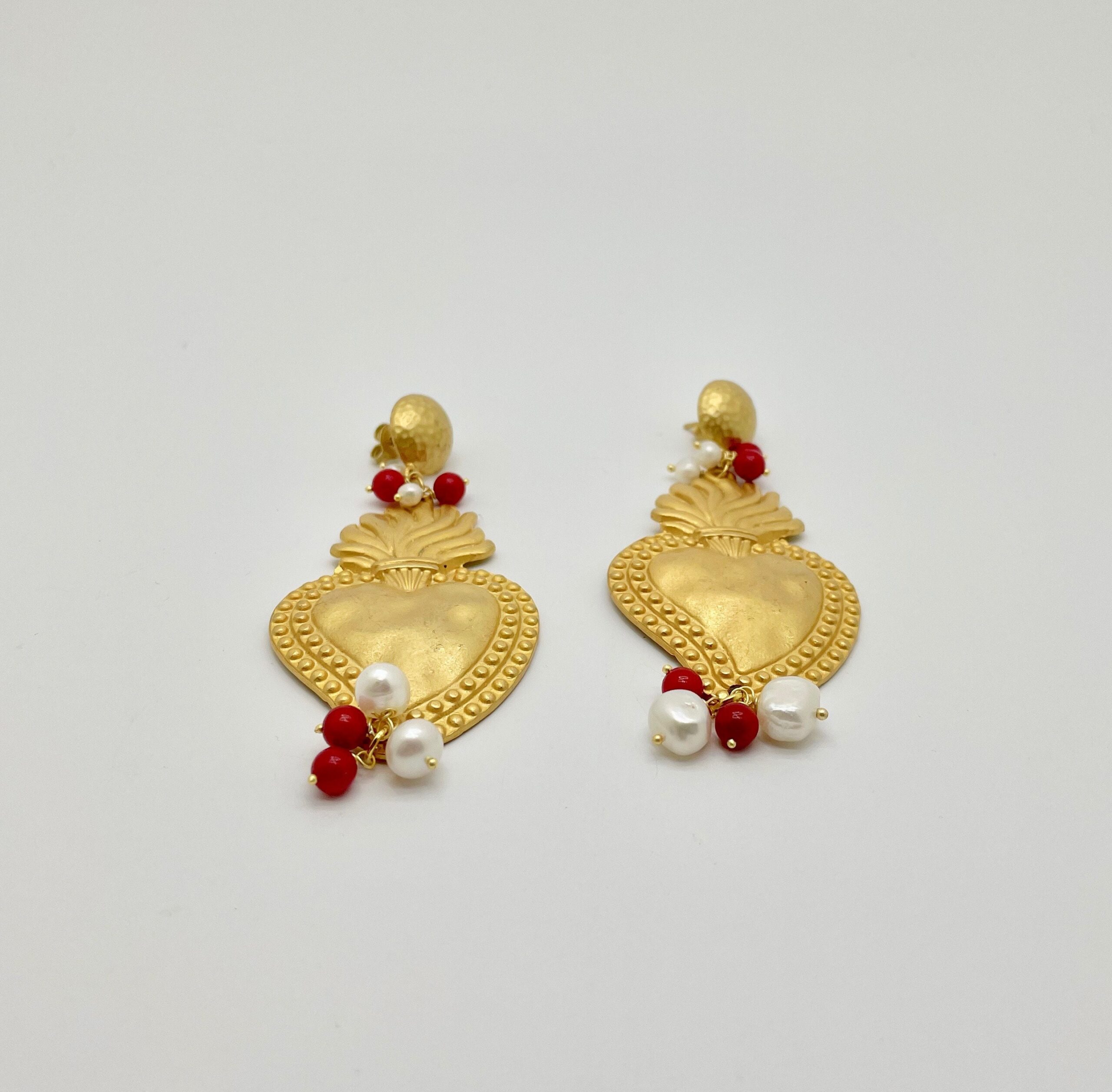 Orecchini grandi, cuore sacro, grappoli perle e corallo  orecchini pendenti, regalo amica. Cuori e cuori Sacri
