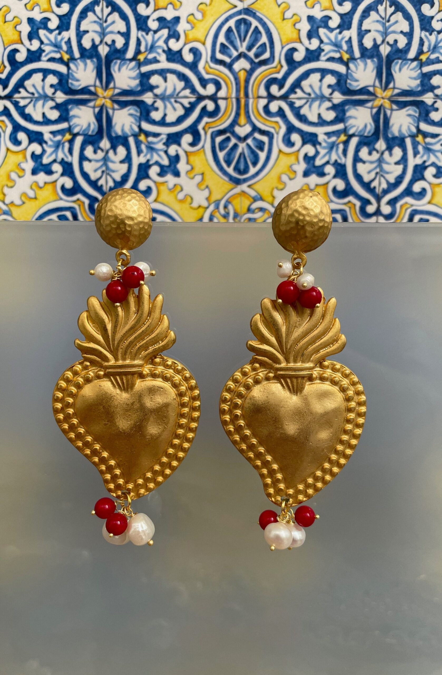 Orecchini grandi, cuore sacro, grappoli perle e corallo  orecchini pendenti, regalo amica. Cuori e cuori Sacri