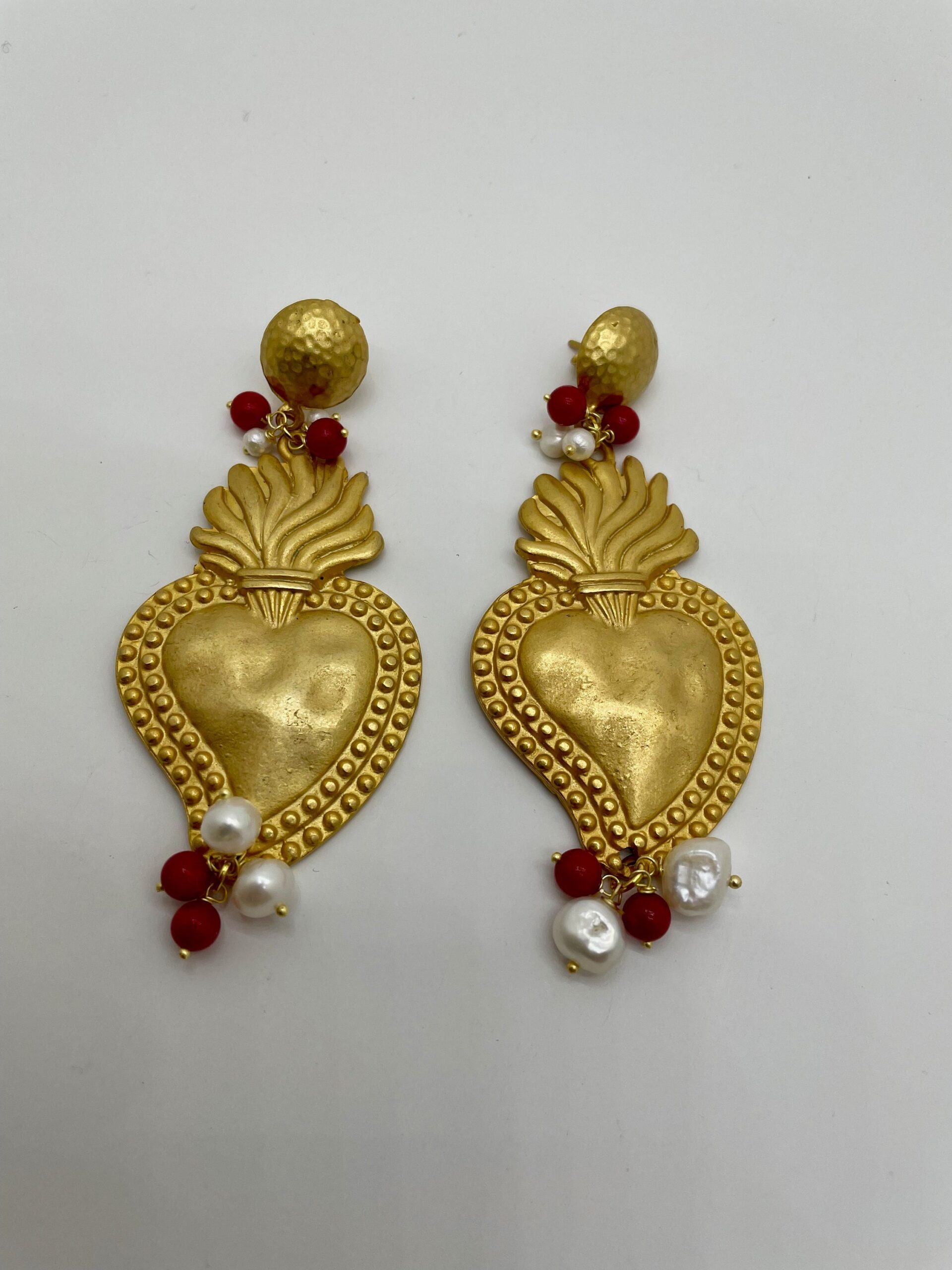 Orecchini grandi, cuore sacro, grappoli perle e corallo  orecchini pendenti, regalo amica. Cuori e cuori Sacri