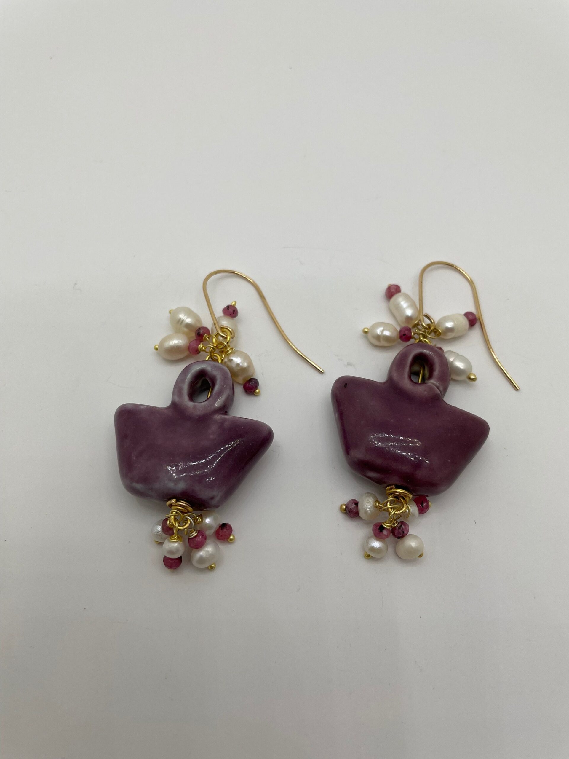 Orecchini pendenti con borsetta in ceramica di Caltagirone viola, grappoli di perle di fiume e ametista Folklore siciliano