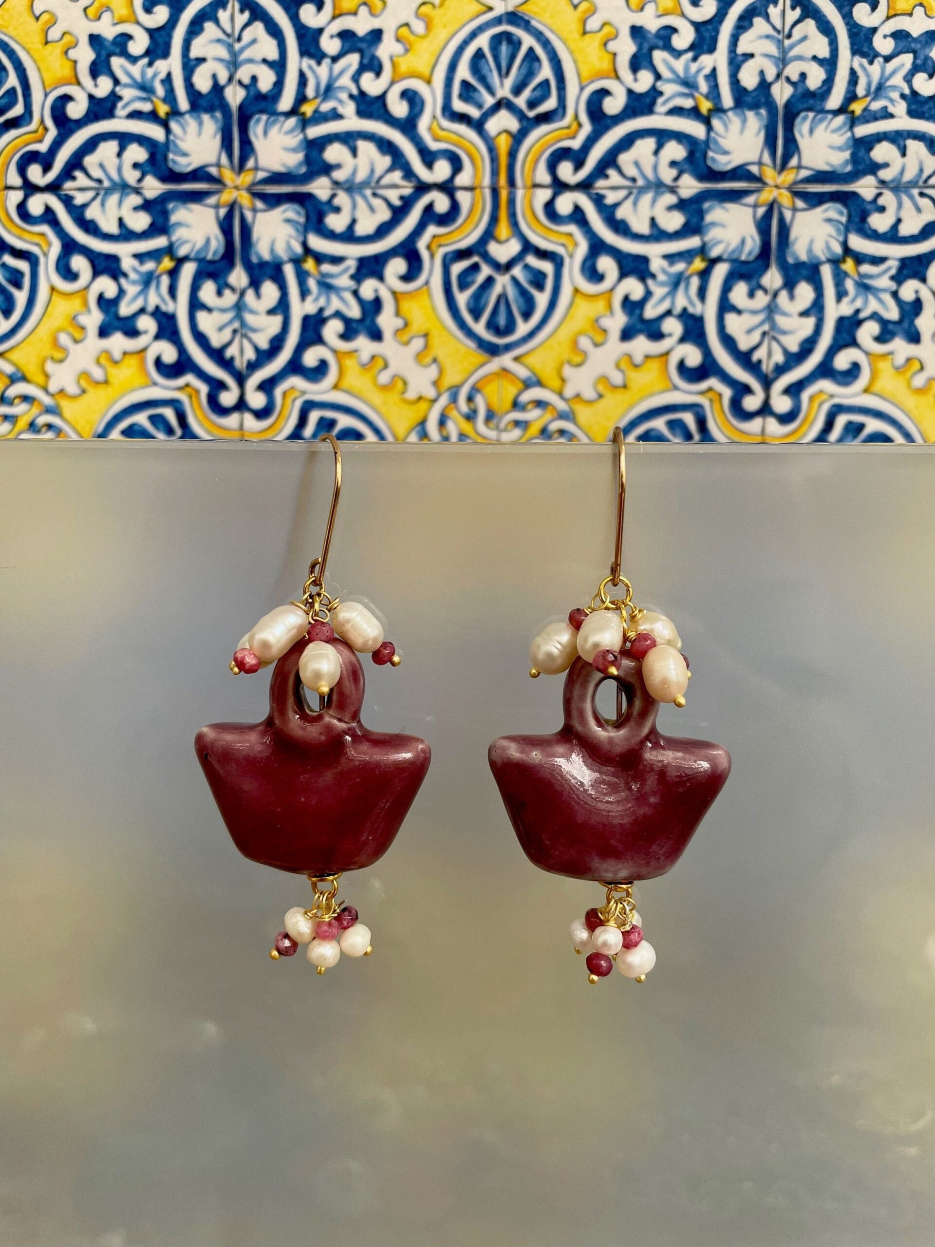 Orecchini pendenti con borsetta in ceramica di Caltagirone viola, grappoli di perle di fiume e ametista Folklore siciliano
