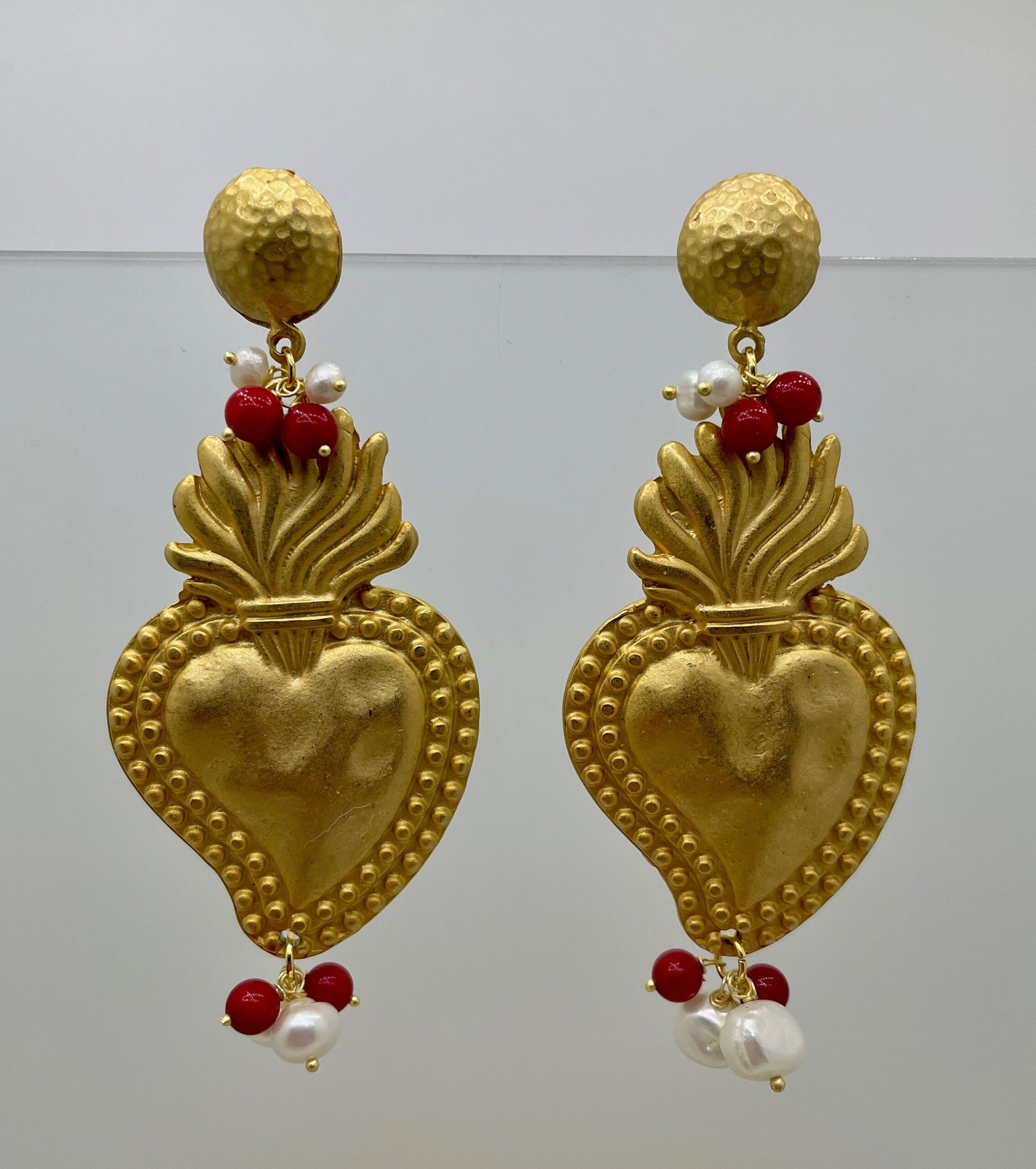 Orecchini grandi, cuore sacro, grappoli perle e corallo  orecchini pendenti, regalo amica. Cuori e cuori Sacri