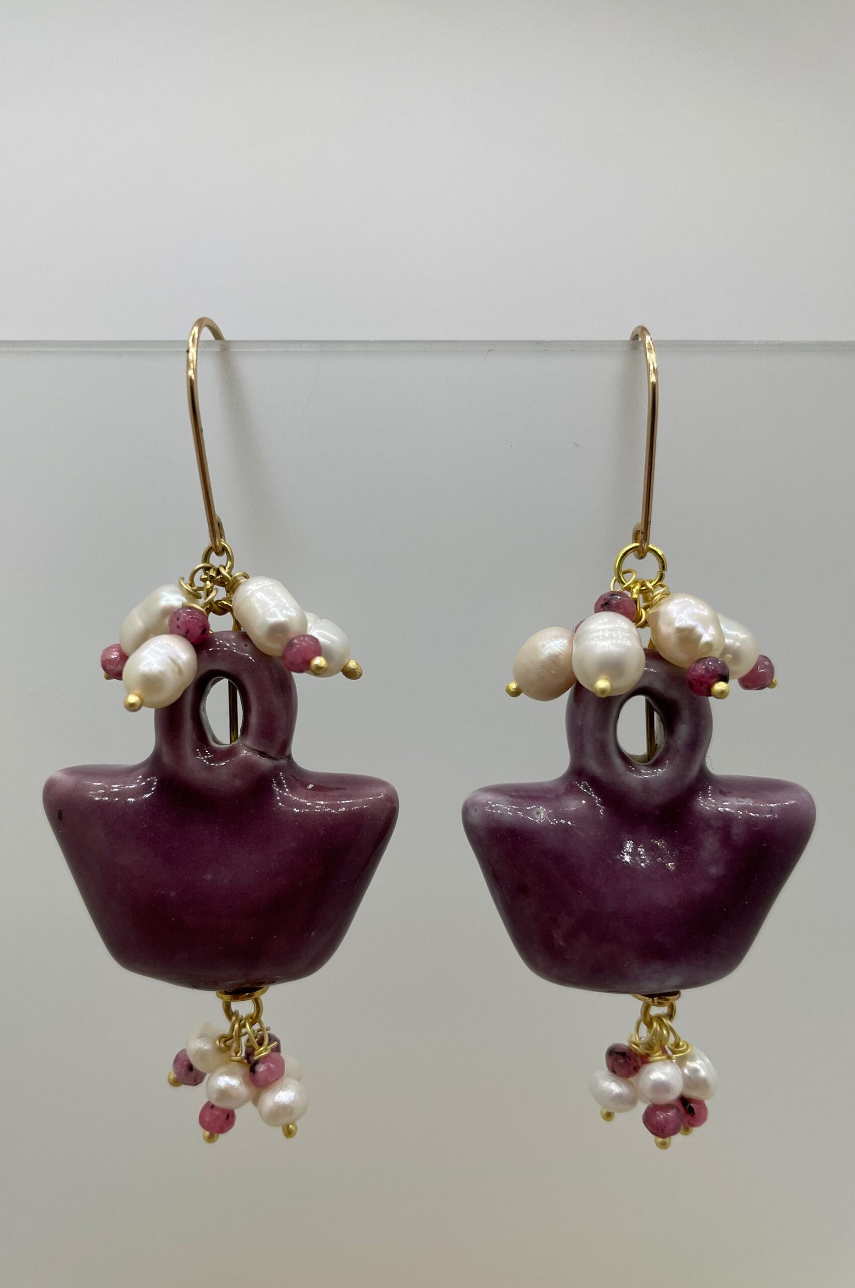 Orecchini pendenti con borsetta in ceramica di Caltagirone viola, grappoli di perle di fiume e ametista Folklore siciliano