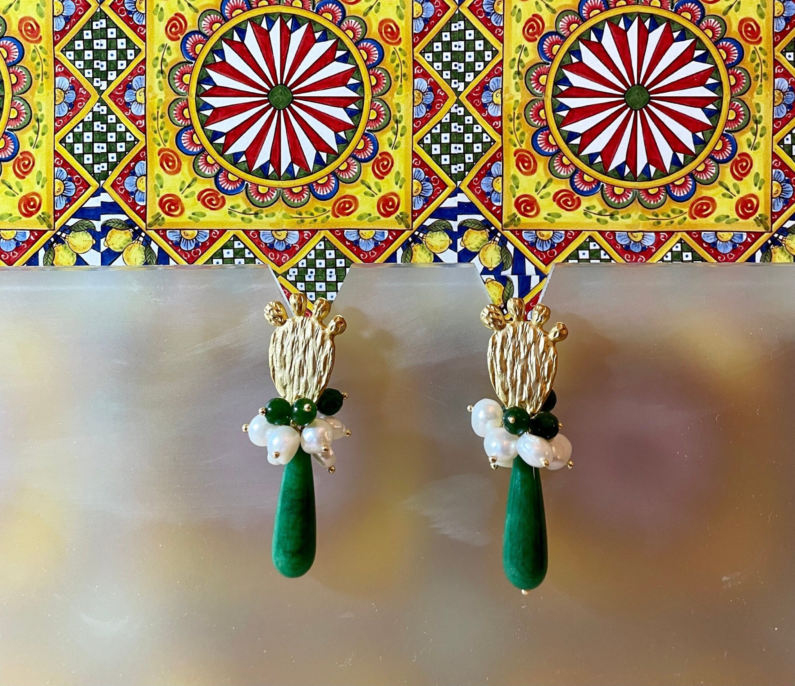 Orecchini pendenti a grappolo, ficodindia, composizione perle di fiume e perle verdi regalo per lei. Fichi d'India e cactus