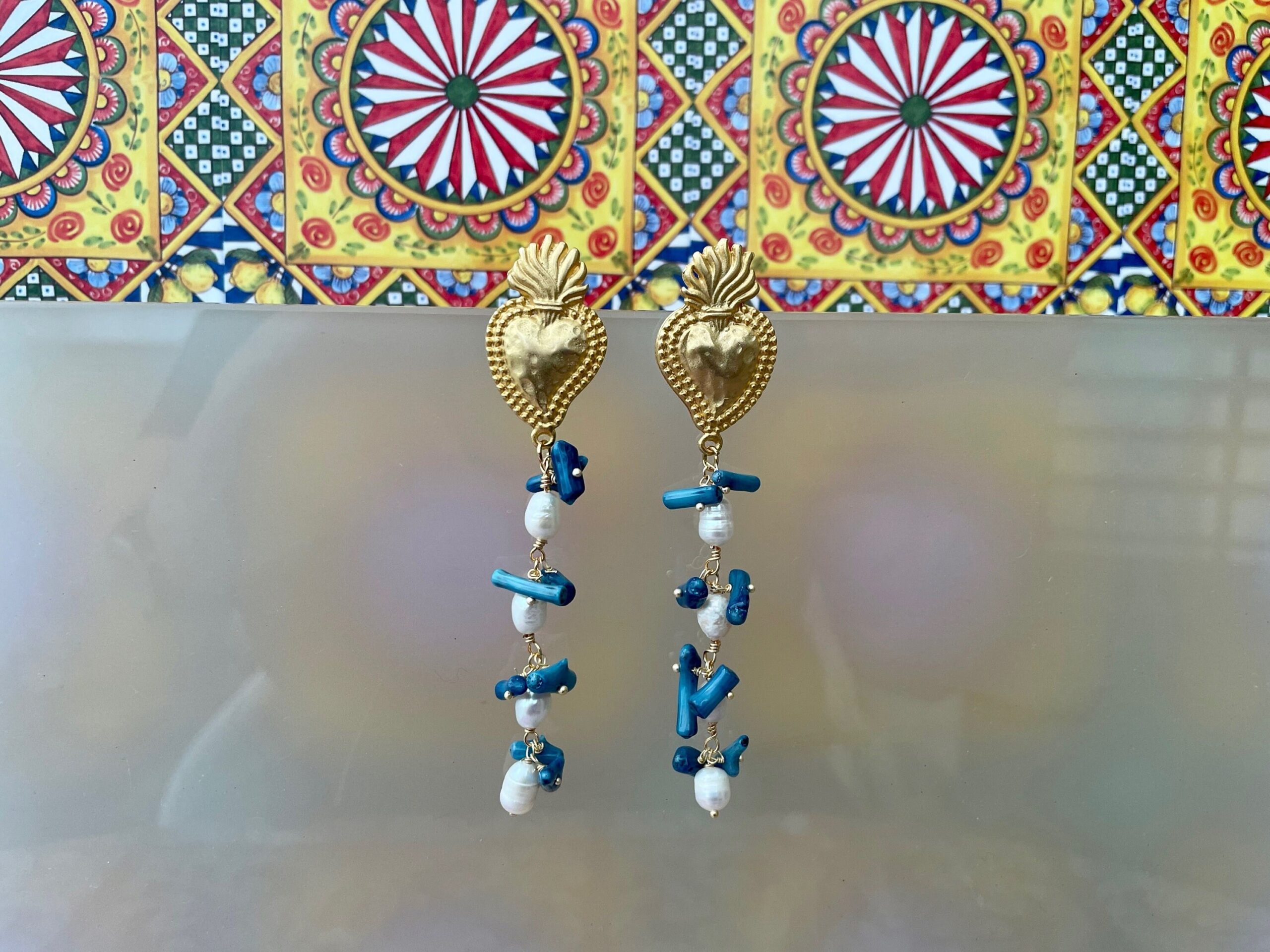 Orecchini lunghi, orecchini cuore sacro, orecchini pendenti, perle di fiume e chips di corallo bambù blu, orecchini boho . Cuori e cuori Sacri