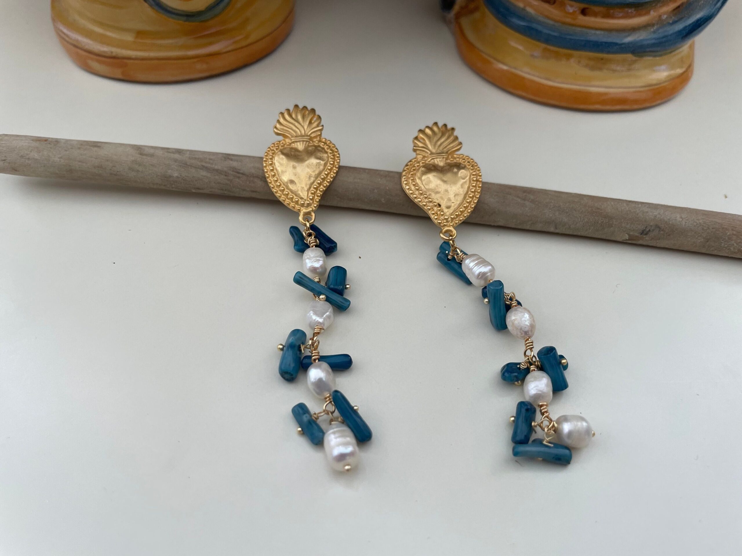 Orecchini lunghi, orecchini cuore sacro, orecchini pendenti, perle di fiume e chips di corallo bambù blu, orecchini boho . Cuori e cuori Sacri
