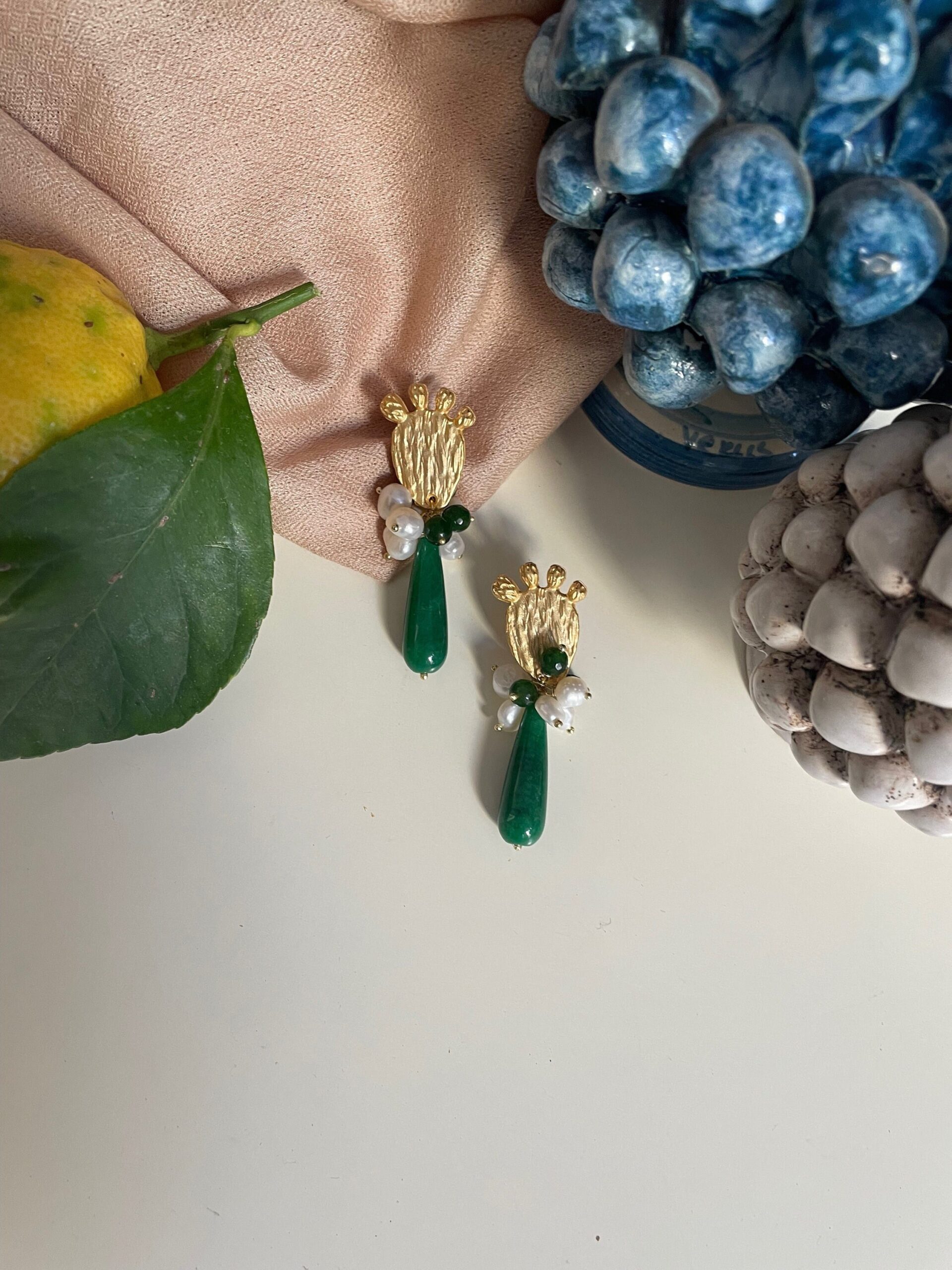 Orecchini pendenti a grappolo, ficodindia, composizione perle di fiume e perle verdi regalo per lei. Fichi d'India e cactus