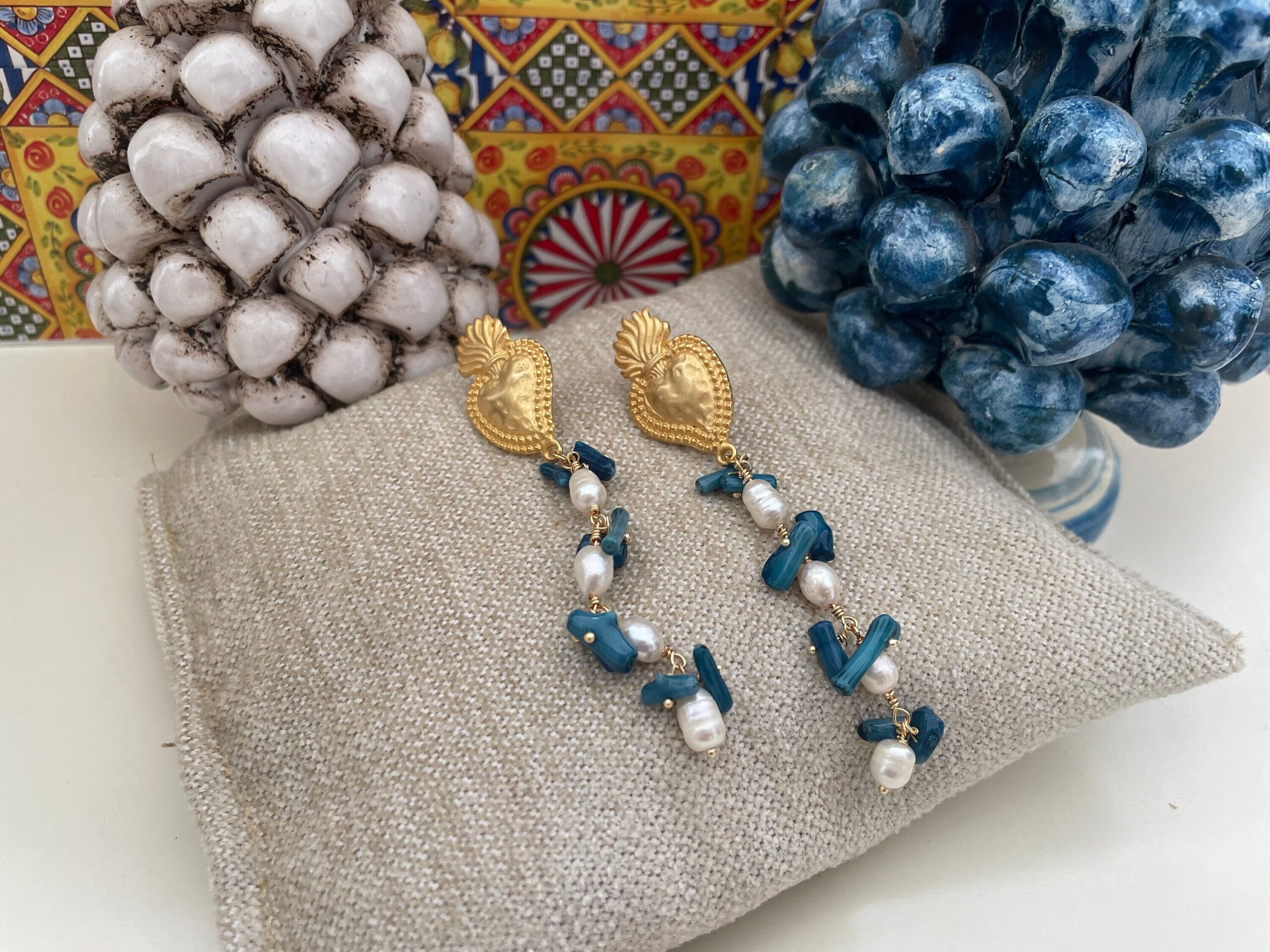 Orecchini lunghi, orecchini cuore sacro, orecchini pendenti, perle di fiume e chips di corallo bambù blu, orecchini boho . Cuori e cuori Sacri