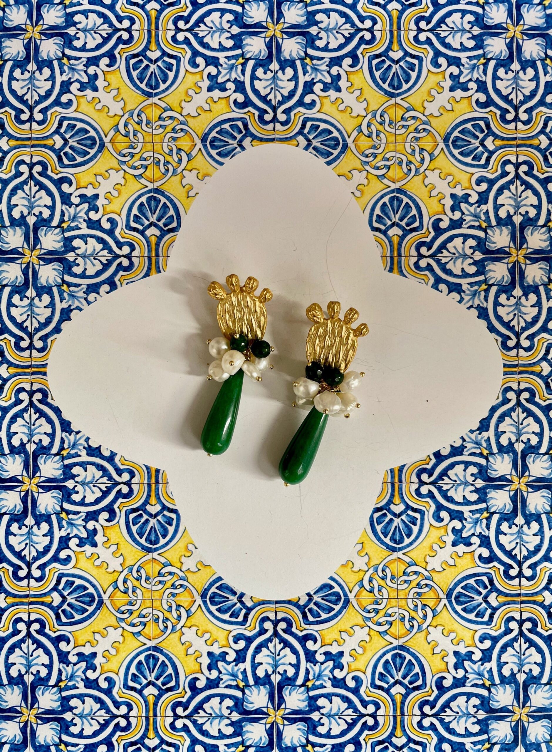 Orecchini pendenti a grappolo, ficodindia, composizione perle di fiume e perle verdi regalo per lei. Fichi d'India e cactus
