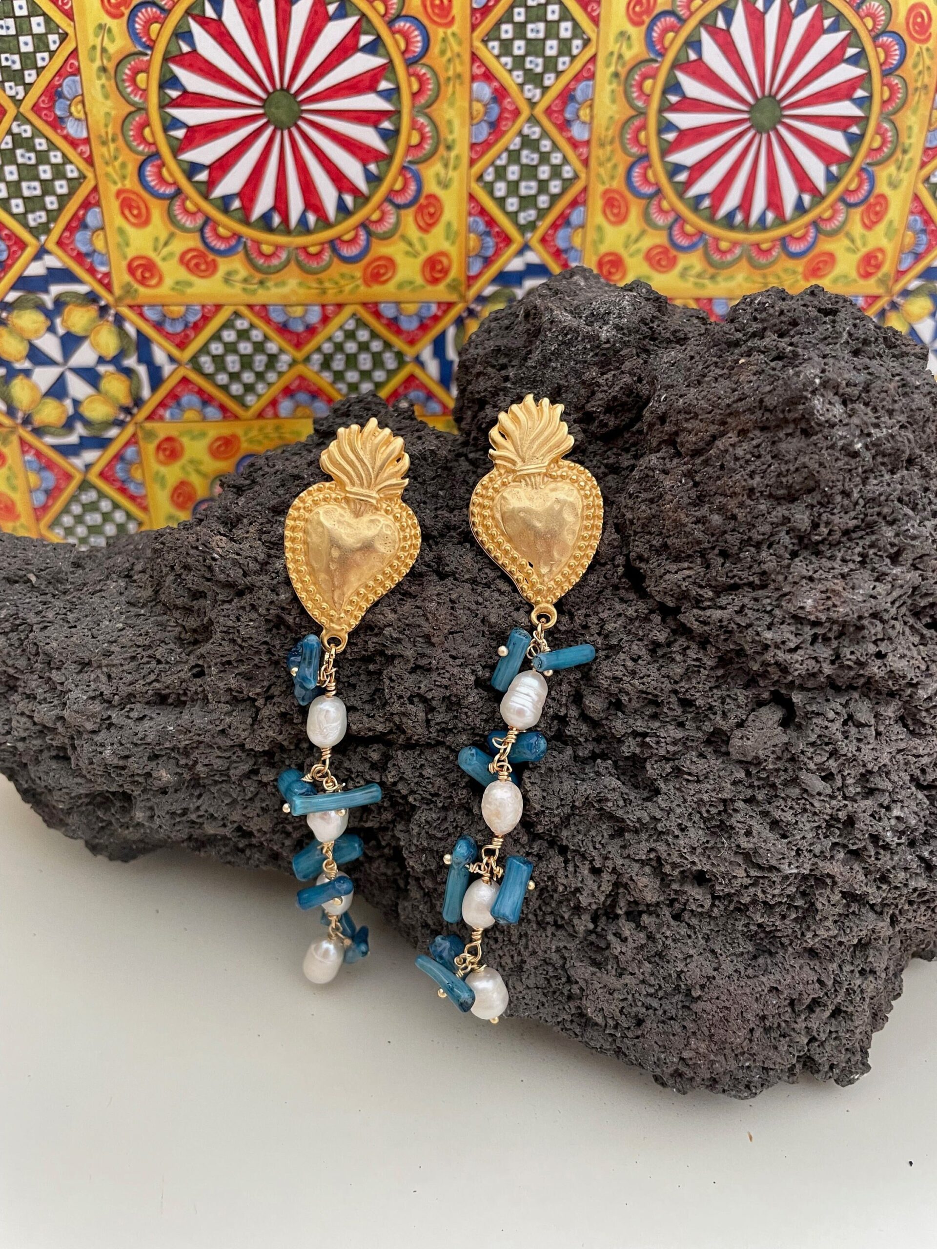 Orecchini lunghi, orecchini cuore sacro, orecchini pendenti, perle di fiume e chips di corallo bambù blu, orecchini boho . Cuori e cuori Sacri