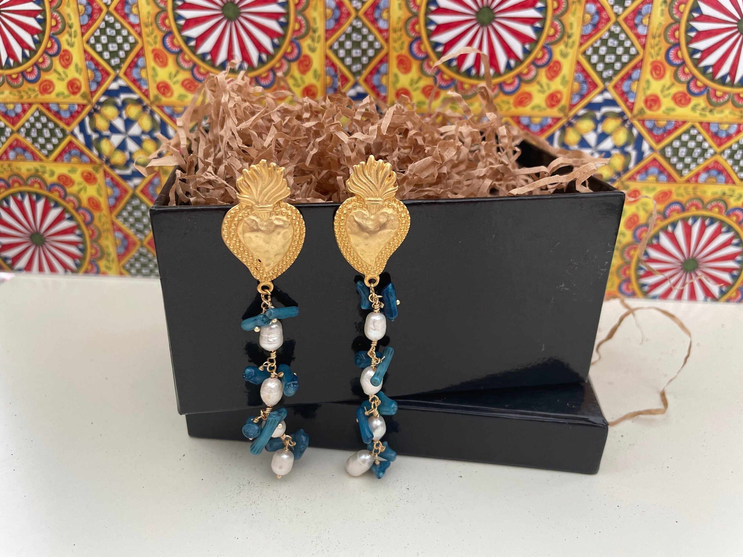 Orecchini lunghi, orecchini cuore sacro, orecchini pendenti, perle di fiume e chips di corallo bambù blu, orecchini boho . Cuori e cuori Sacri