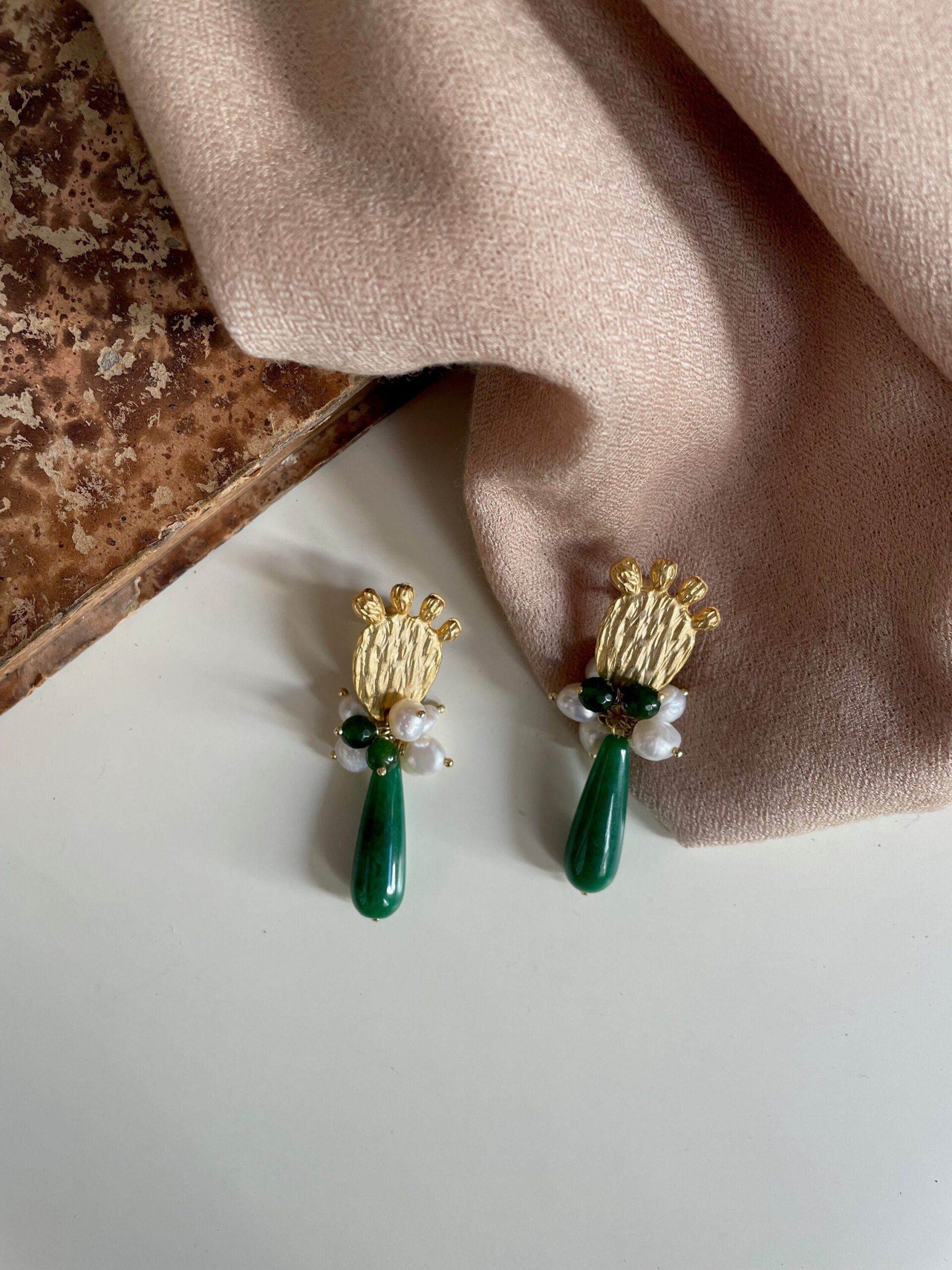 Orecchini pendenti a grappolo, ficodindia, composizione perle di fiume e perle verdi regalo per lei. Fichi d'India e cactus