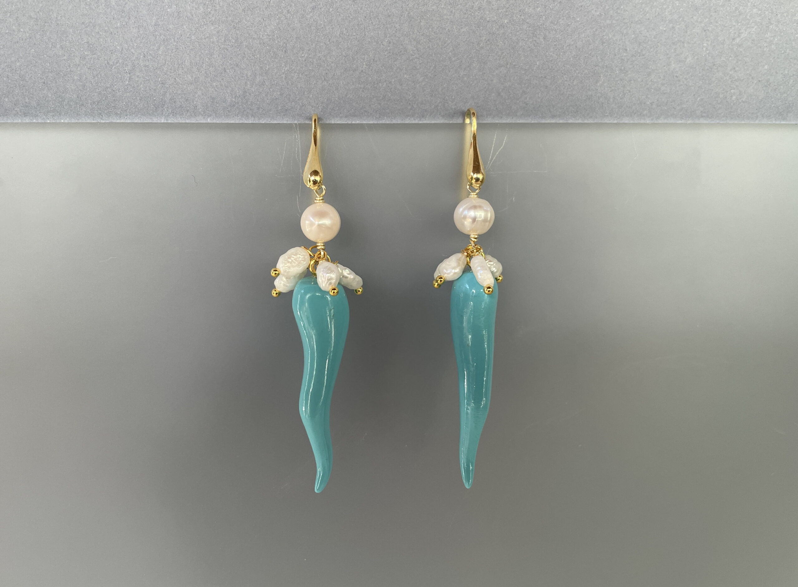 Orecchini argento 925, orechini siciliani, orecchini portafortuna, Corni della fortuna di resina, perle di fiume, regalo ragazza. Orecchini caratteristici siciliani