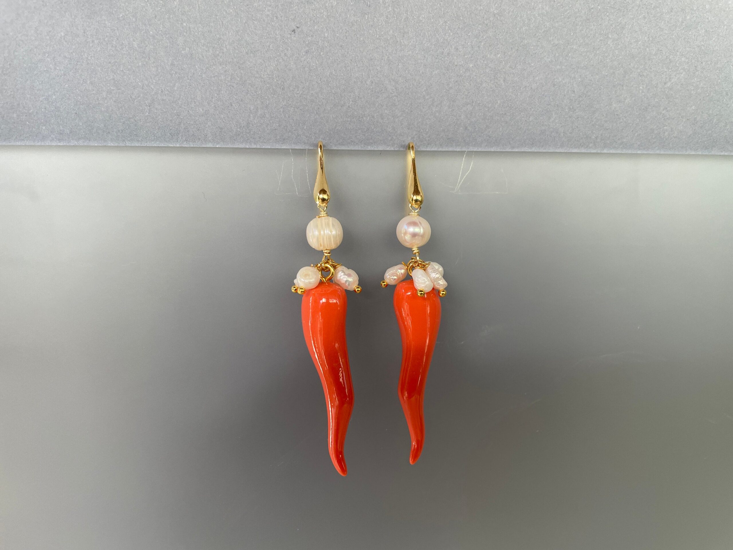 Orecchini argento 925, orechini siciliani, orecchini portafortuna, Corni della fortuna di resina, perle di fiume, regalo ragazza. Orecchini caratteristici siciliani