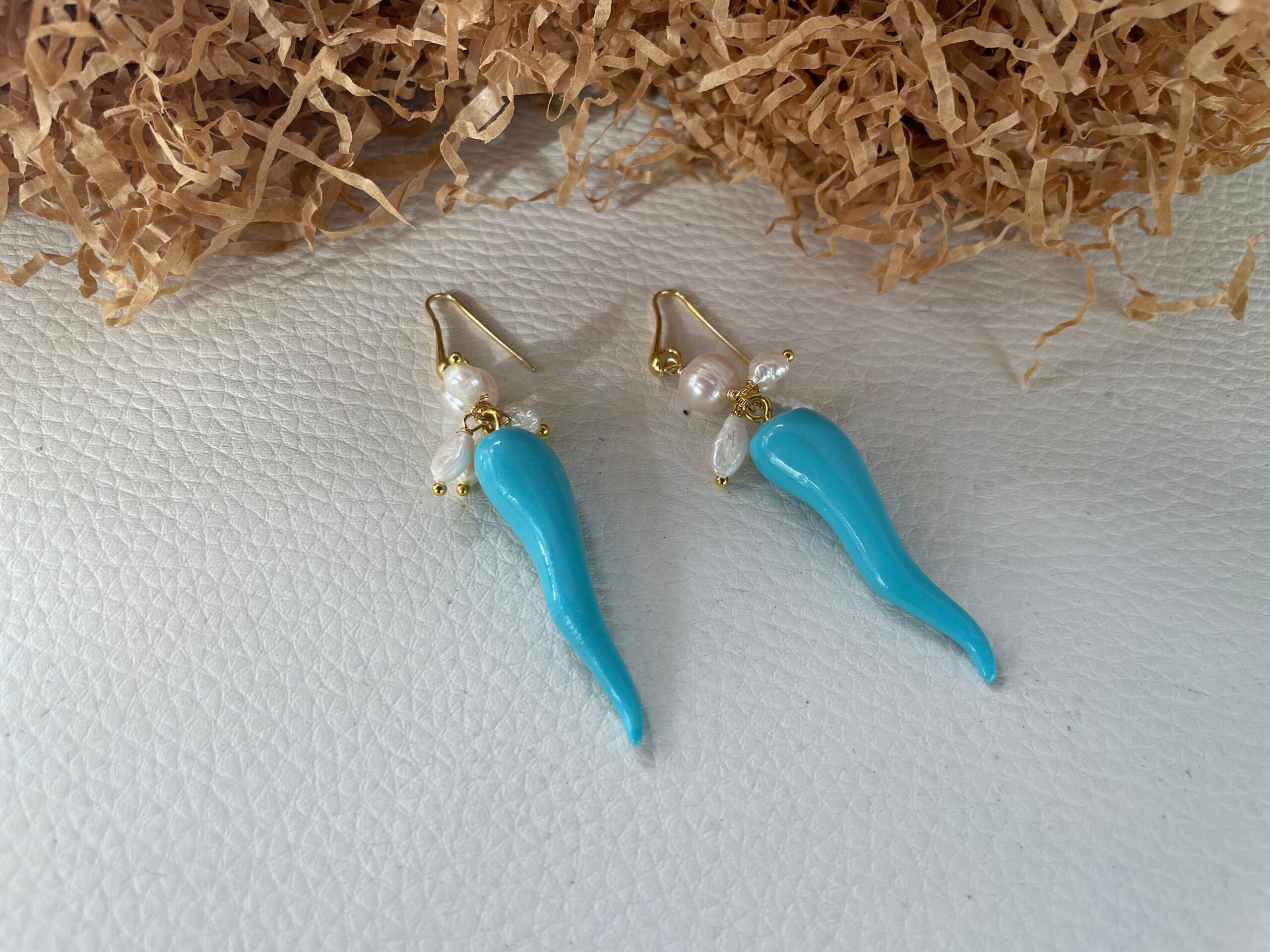 Orecchini argento 925, orechini siciliani, orecchini portafortuna, Corni della fortuna di resina, perle di fiume, regalo ragazza. Orecchini caratteristici siciliani