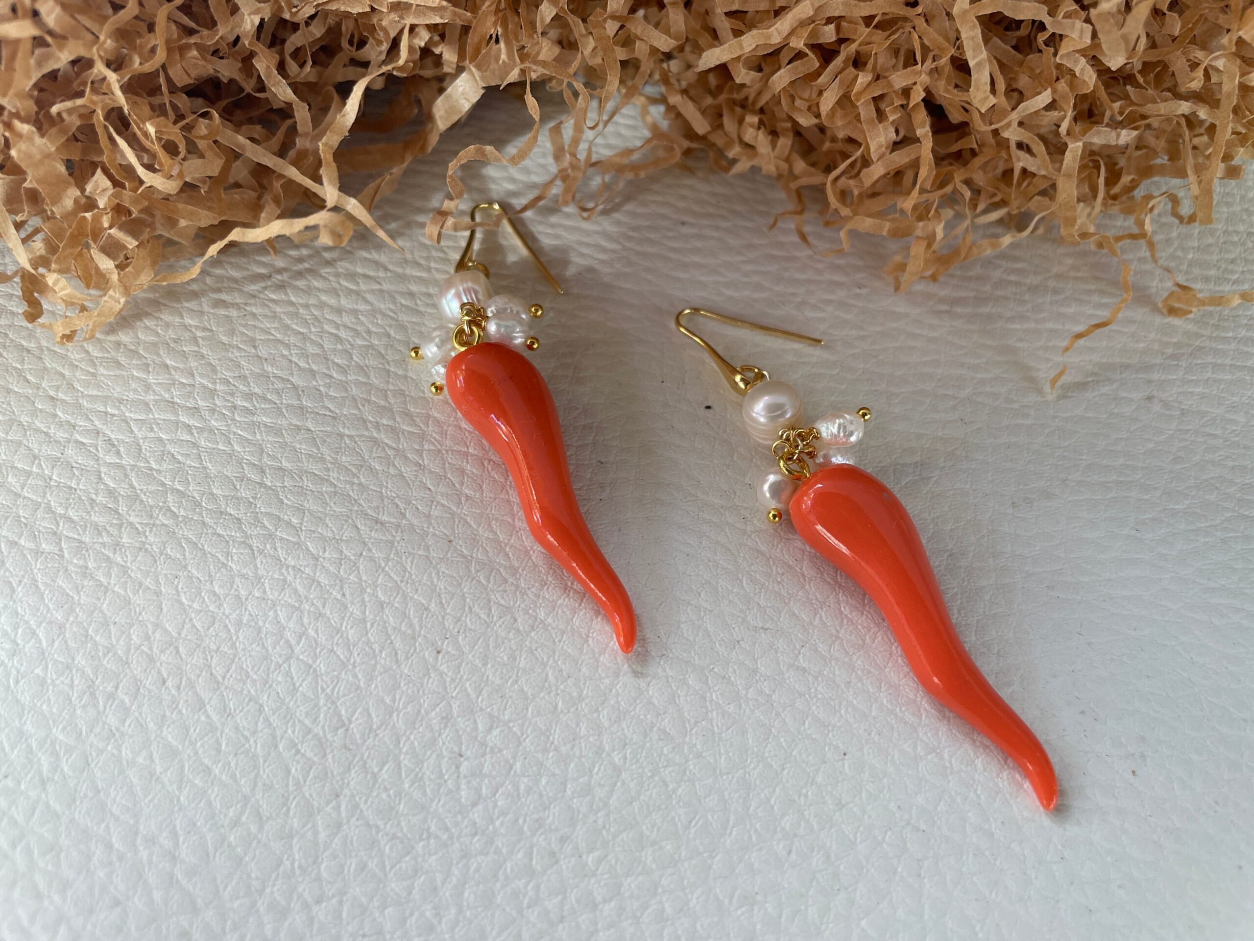 Orecchini argento 925, orechini siciliani, orecchini portafortuna, Corni della fortuna di resina, perle di fiume, regalo ragazza. Orecchini caratteristici siciliani