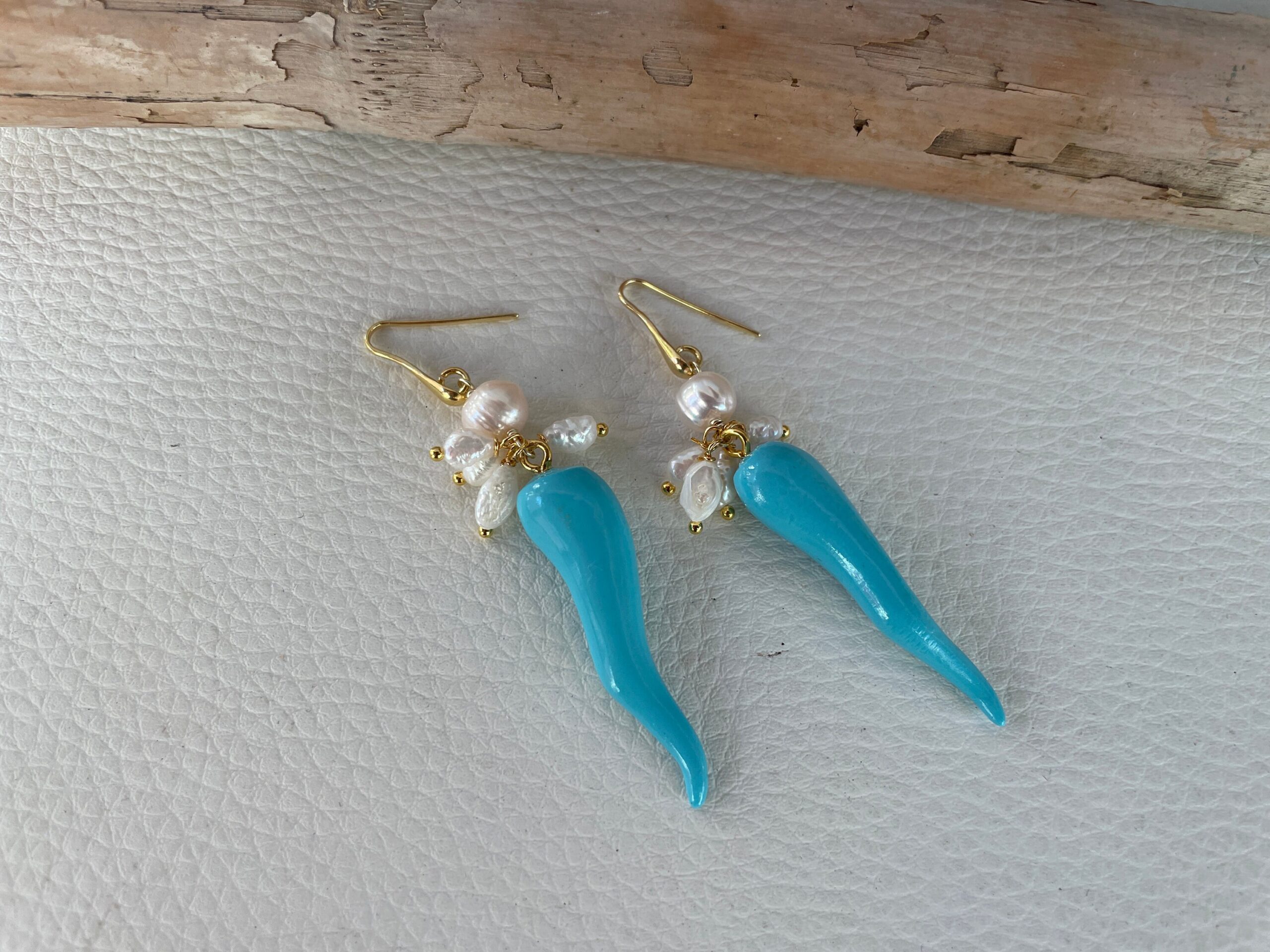 Orecchini argento 925, orechini siciliani, orecchini portafortuna, Corni della fortuna di resina, perle di fiume, regalo ragazza. Orecchini caratteristici siciliani