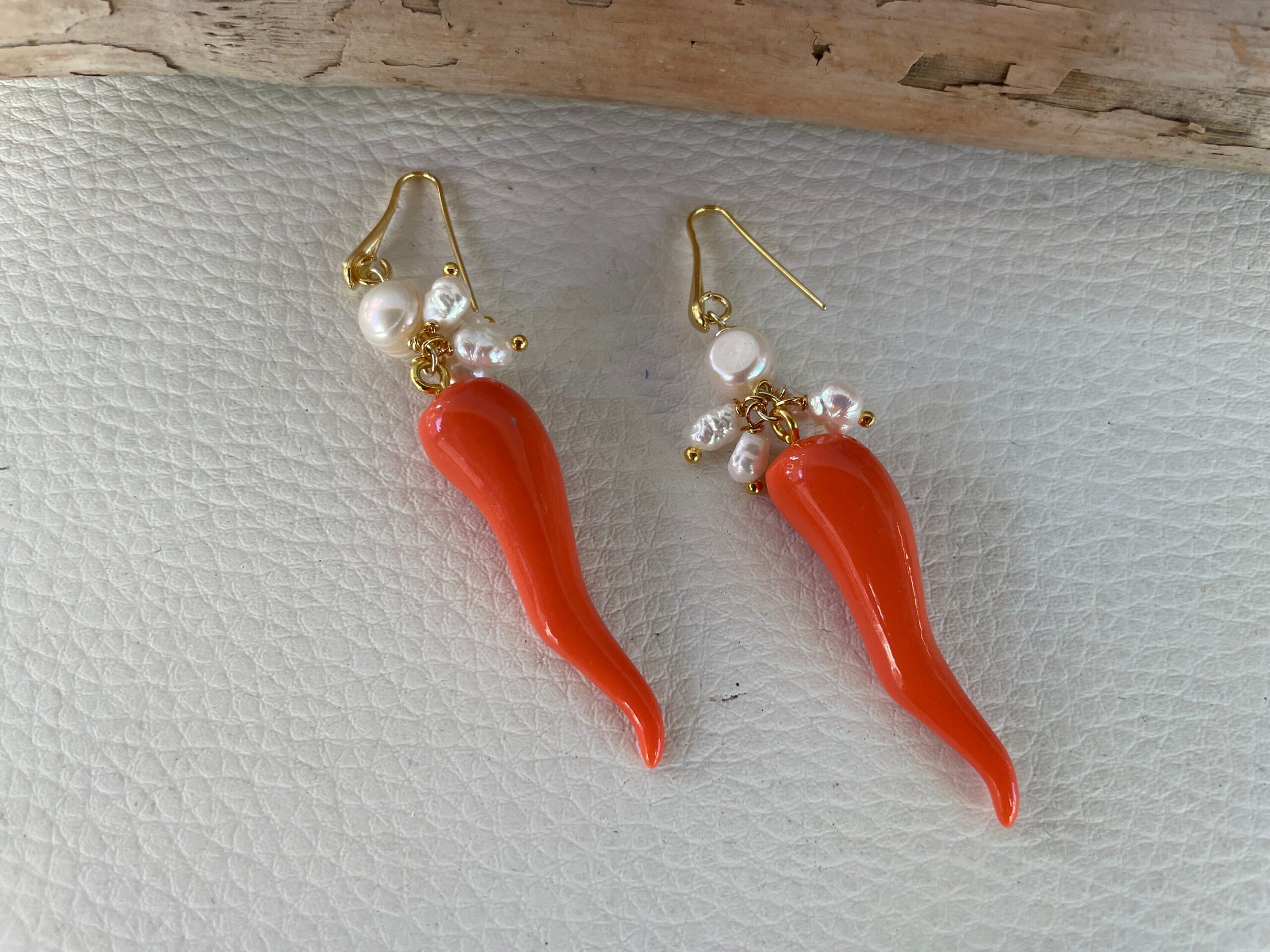 Orecchini argento 925, orechini siciliani, orecchini portafortuna, Corni della fortuna di resina, perle di fiume, regalo ragazza. Orecchini caratteristici siciliani