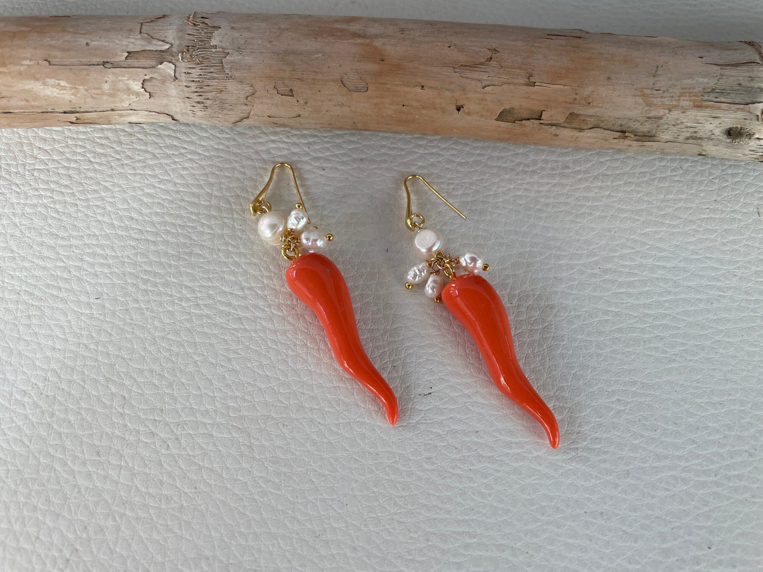 Orecchini argento 925, orechini siciliani, orecchini portafortuna, Corni della fortuna di resina, perle di fiume, regalo ragazza. Orecchini caratteristici siciliani