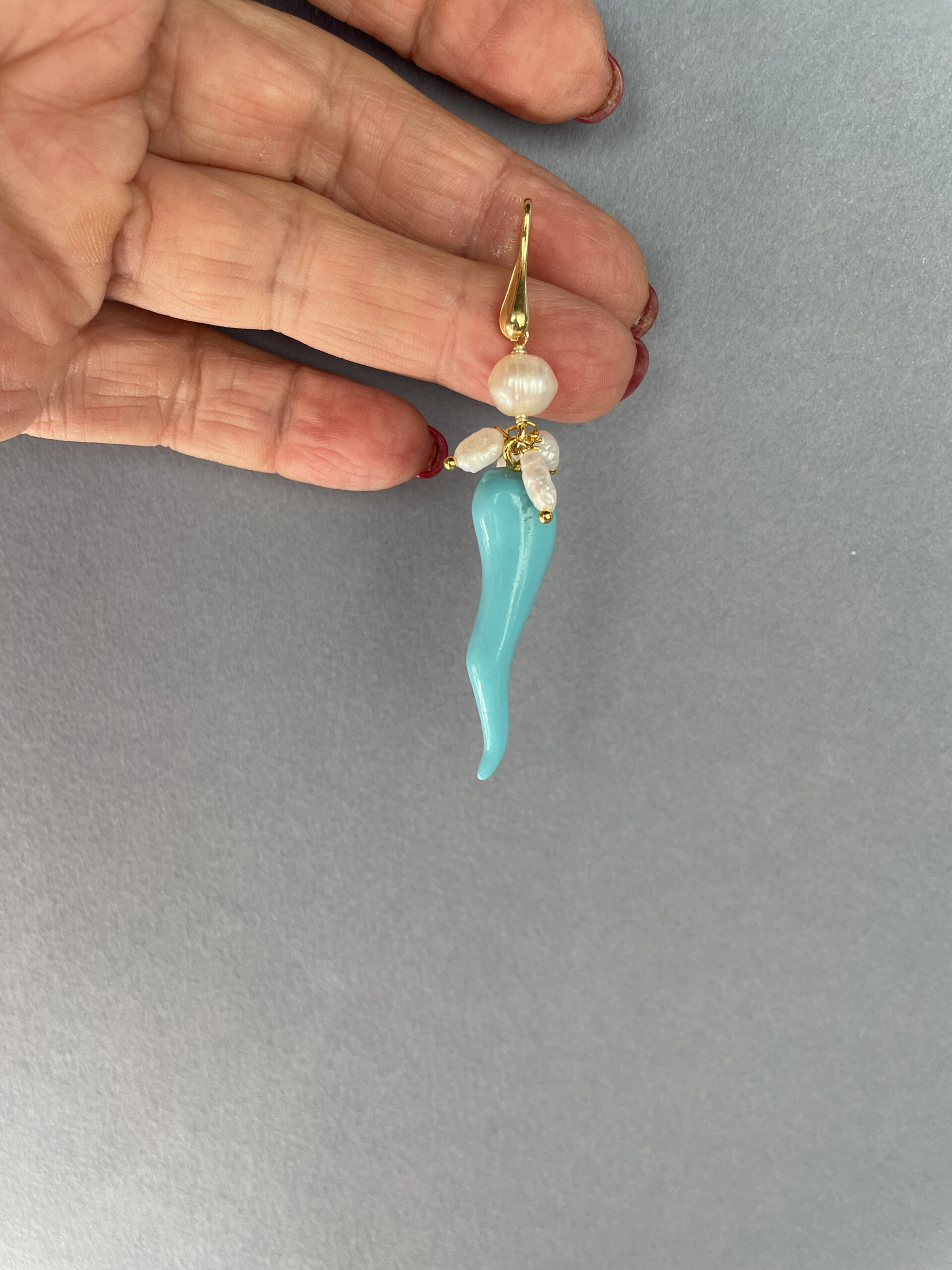 Orecchini argento 925, orechini siciliani, orecchini portafortuna, Corni della fortuna di resina, perle di fiume, regalo ragazza. Orecchini caratteristici siciliani