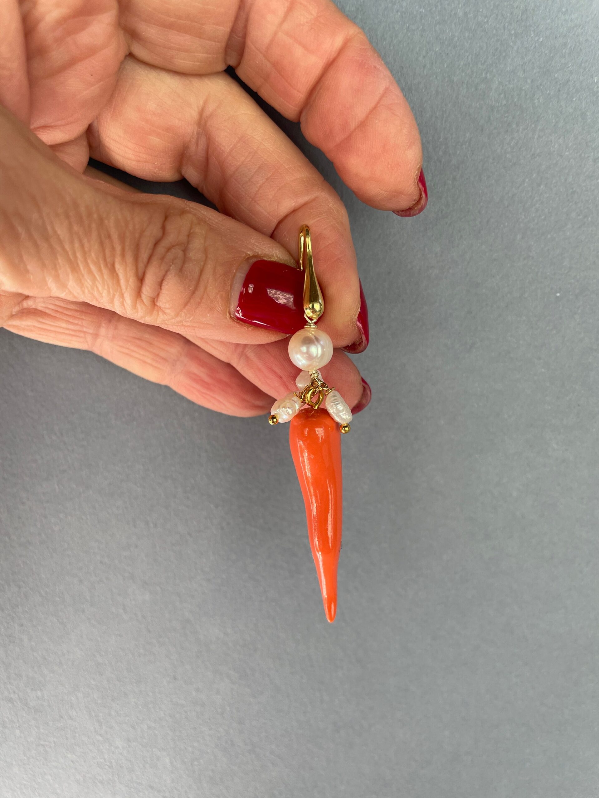 Orecchini argento 925, orechini siciliani, orecchini portafortuna, Corni della fortuna di resina, perle di fiume, regalo ragazza. Orecchini caratteristici siciliani
