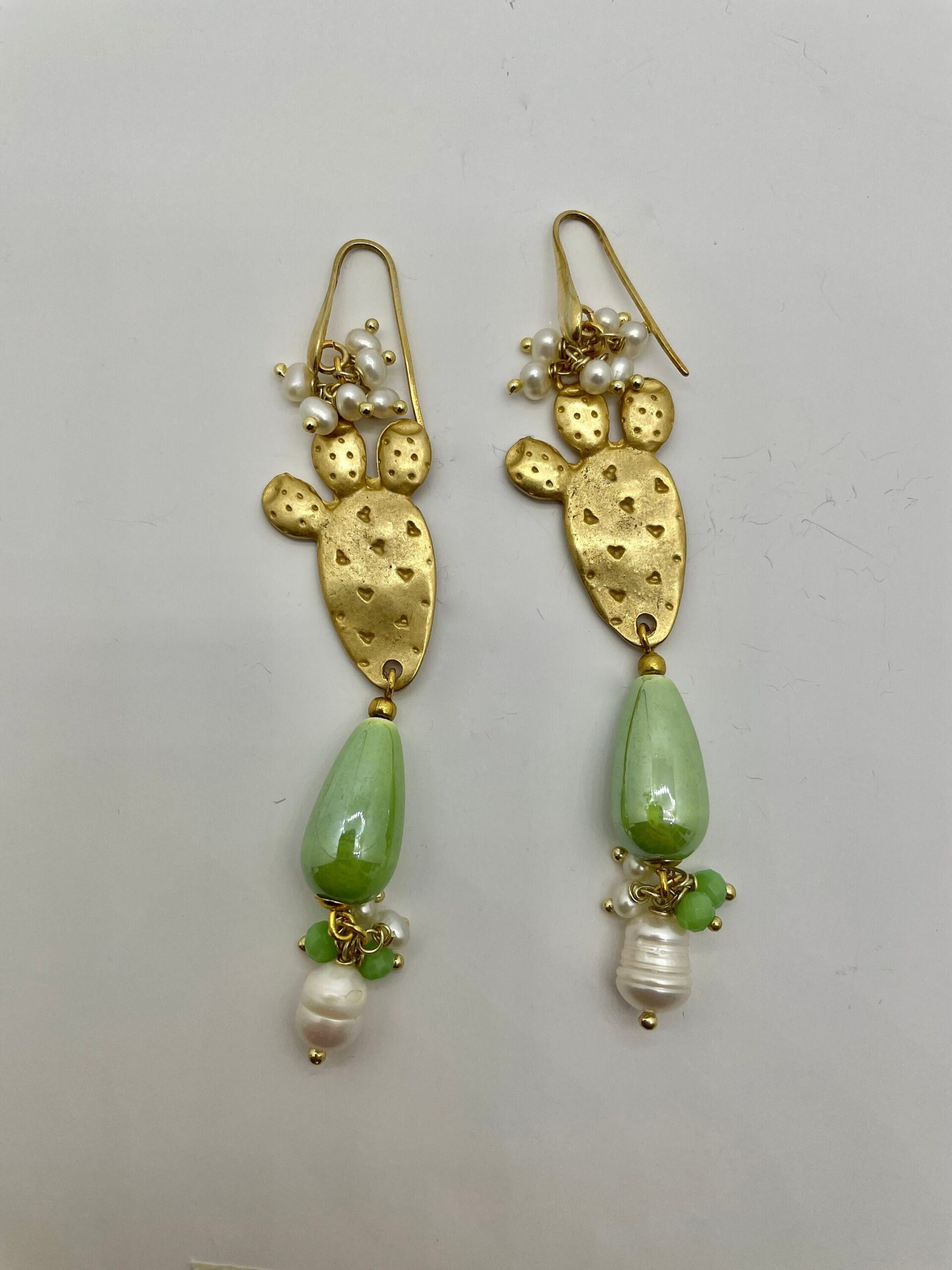Orecchini lunghi, fico d’india ottone, ceramica, grappolo perle e agata verde Fichi d'India e cactus