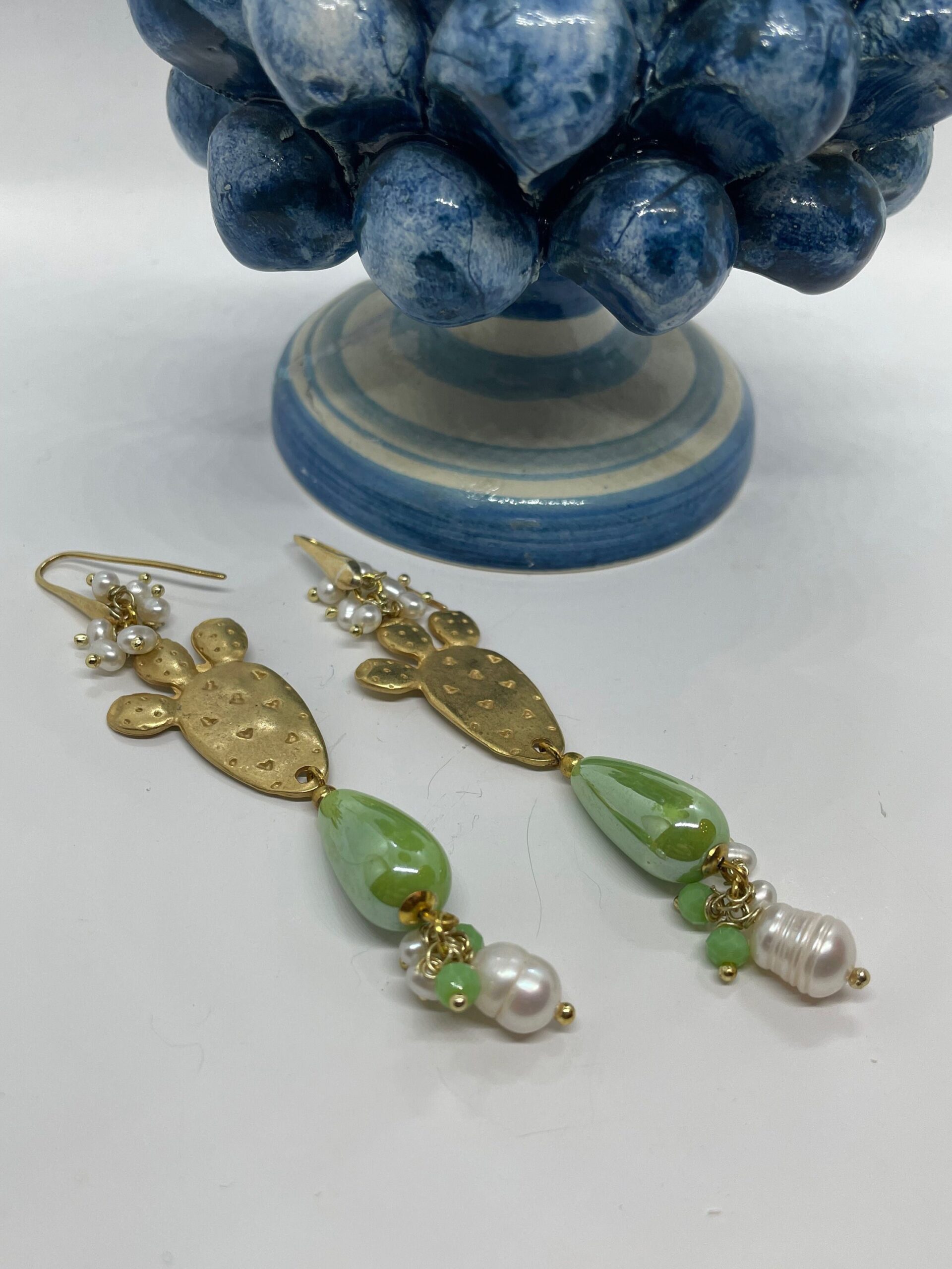 Orecchini lunghi, fico d’india ottone, ceramica, grappolo perle e agata verde Fichi d'India e cactus