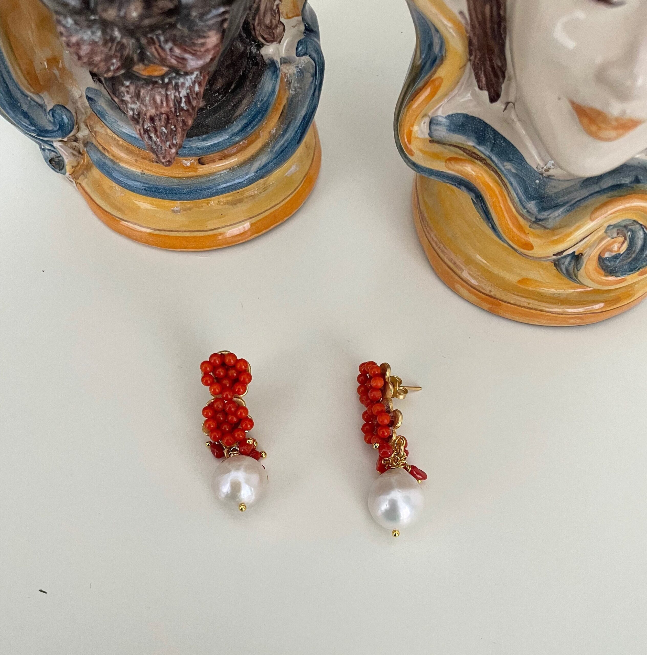 Orecchini pendenti con fiori di corallo e perle barocche. Orecchini caratteristici siciliani