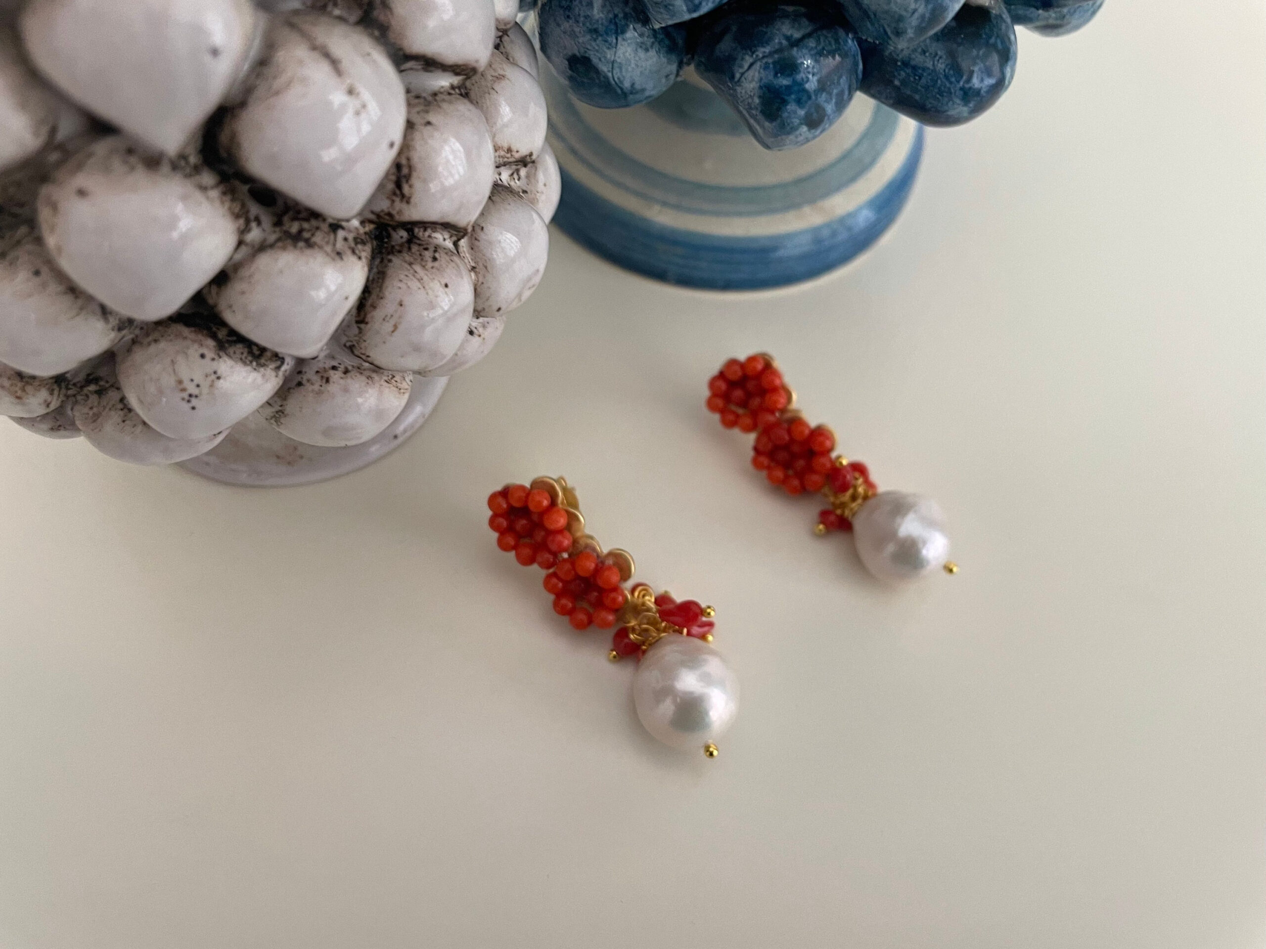 Orecchini pendenti con fiori di corallo e perle barocche. Orecchini caratteristici siciliani
