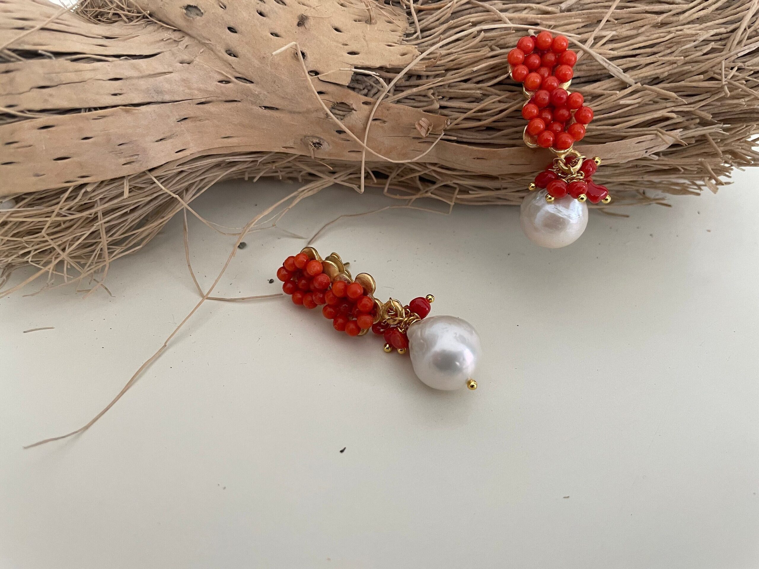 Orecchini pendenti con fiori di corallo e perle barocche. Orecchini caratteristici siciliani