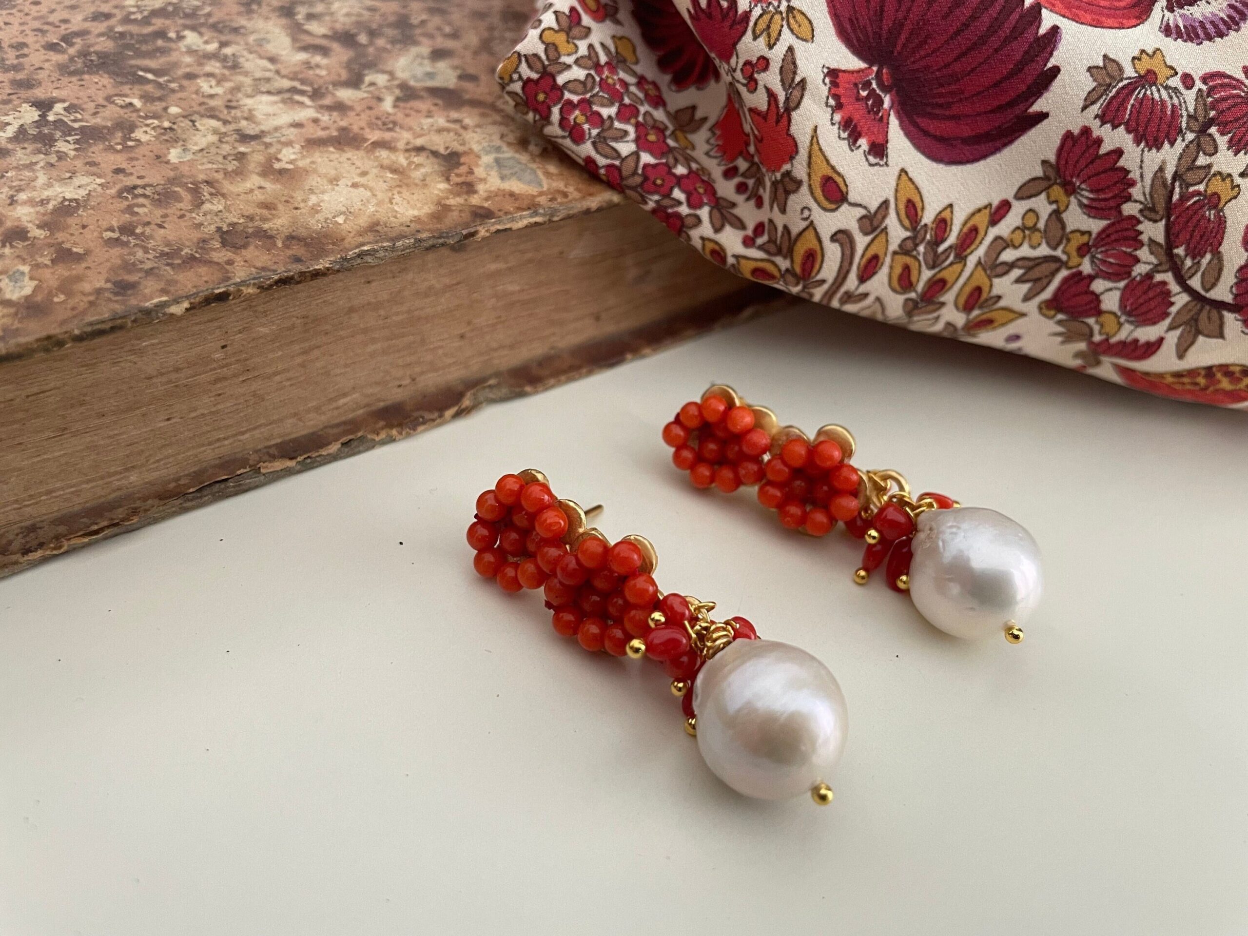 Orecchini pendenti con fiori di corallo e perle barocche. Orecchini caratteristici siciliani