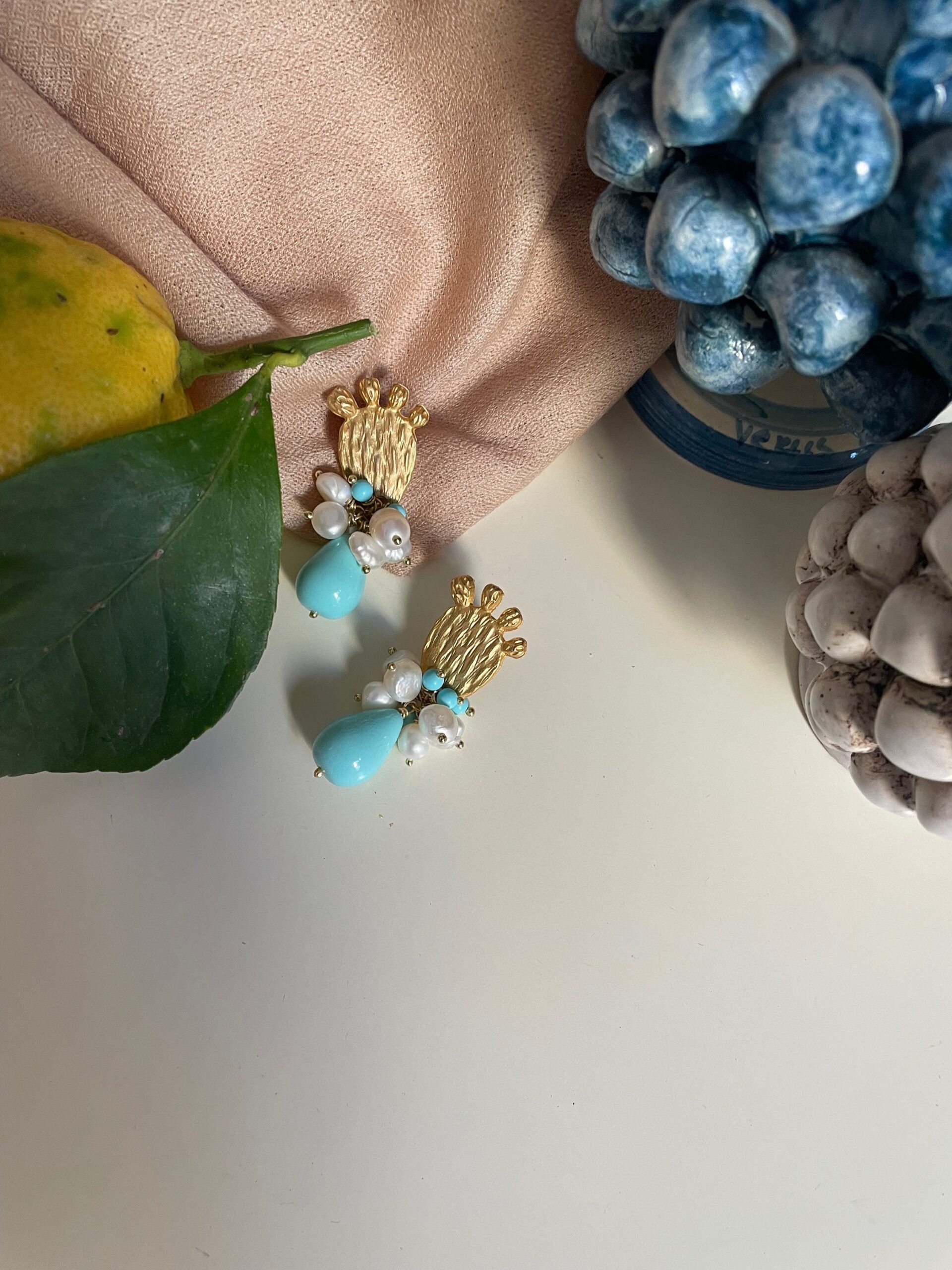 Orecchini pendenti a grappolo, ficodindia, composizione perle di fiume e perle turchesi  regalo per lei. Fichi d'India e cactus
