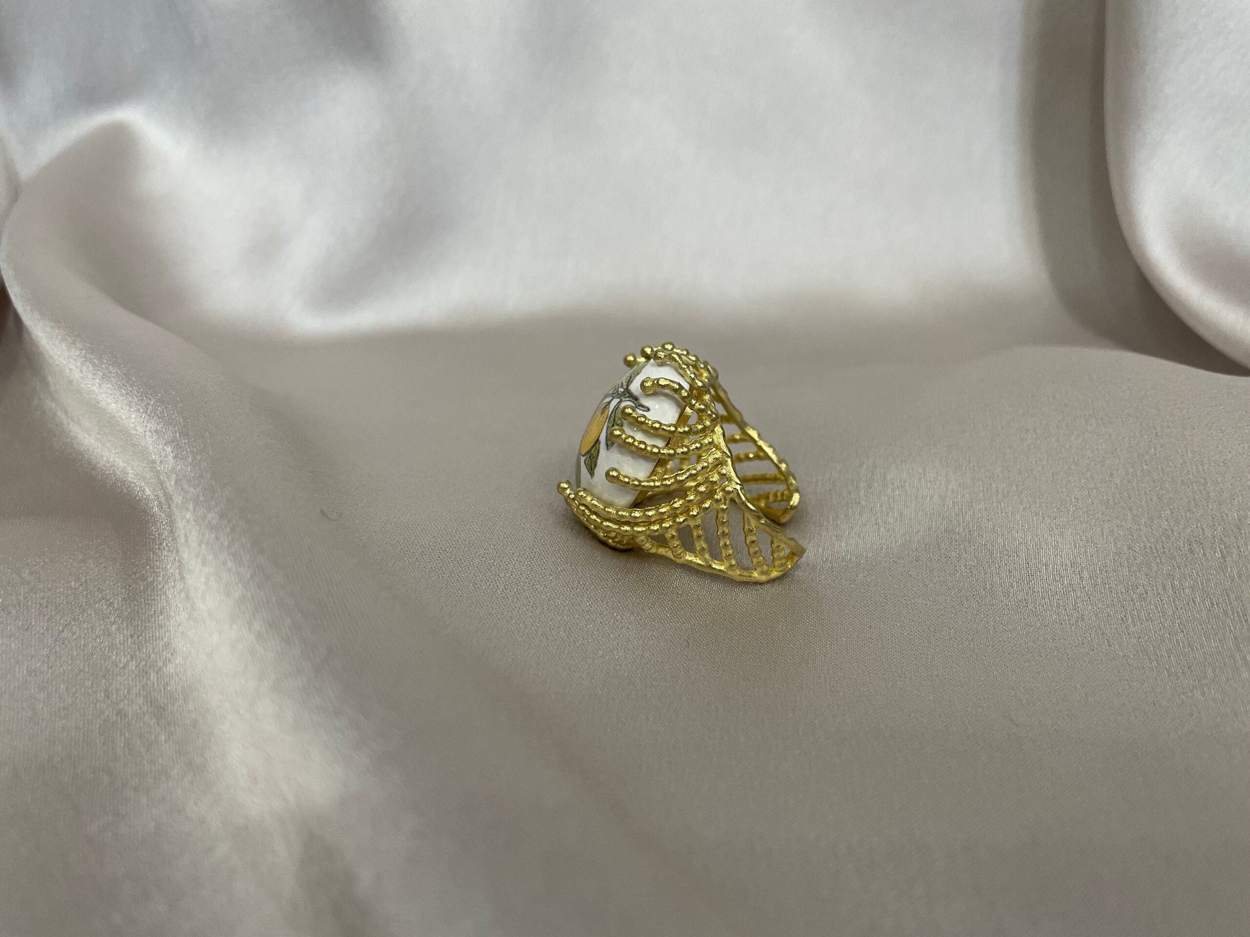 Anello siciliano, anello ceramica di caltagirone, ruota di carretto, anello maxi, anello regolabile, anello ottone e caramica. Anelli artigianali siciliani