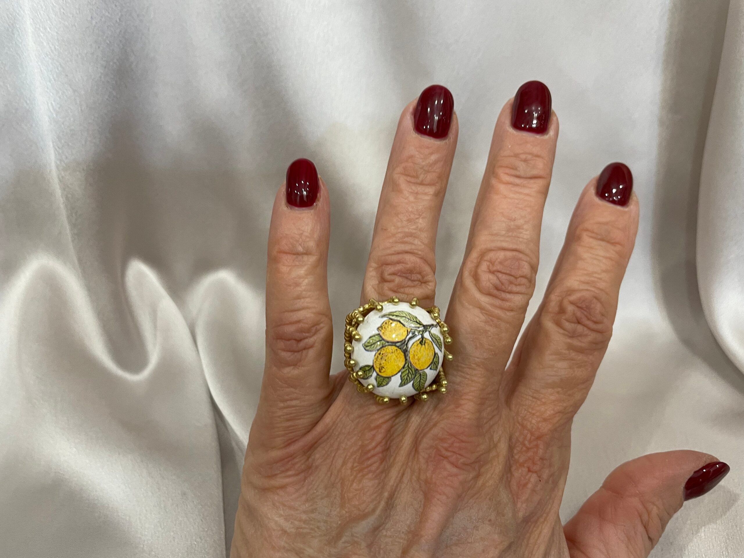 Anello siciliano, anello ceramica di caltagirone, ruota di carretto, anello maxi, anello regolabile, anello ottone e caramica. Anelli artigianali siciliani