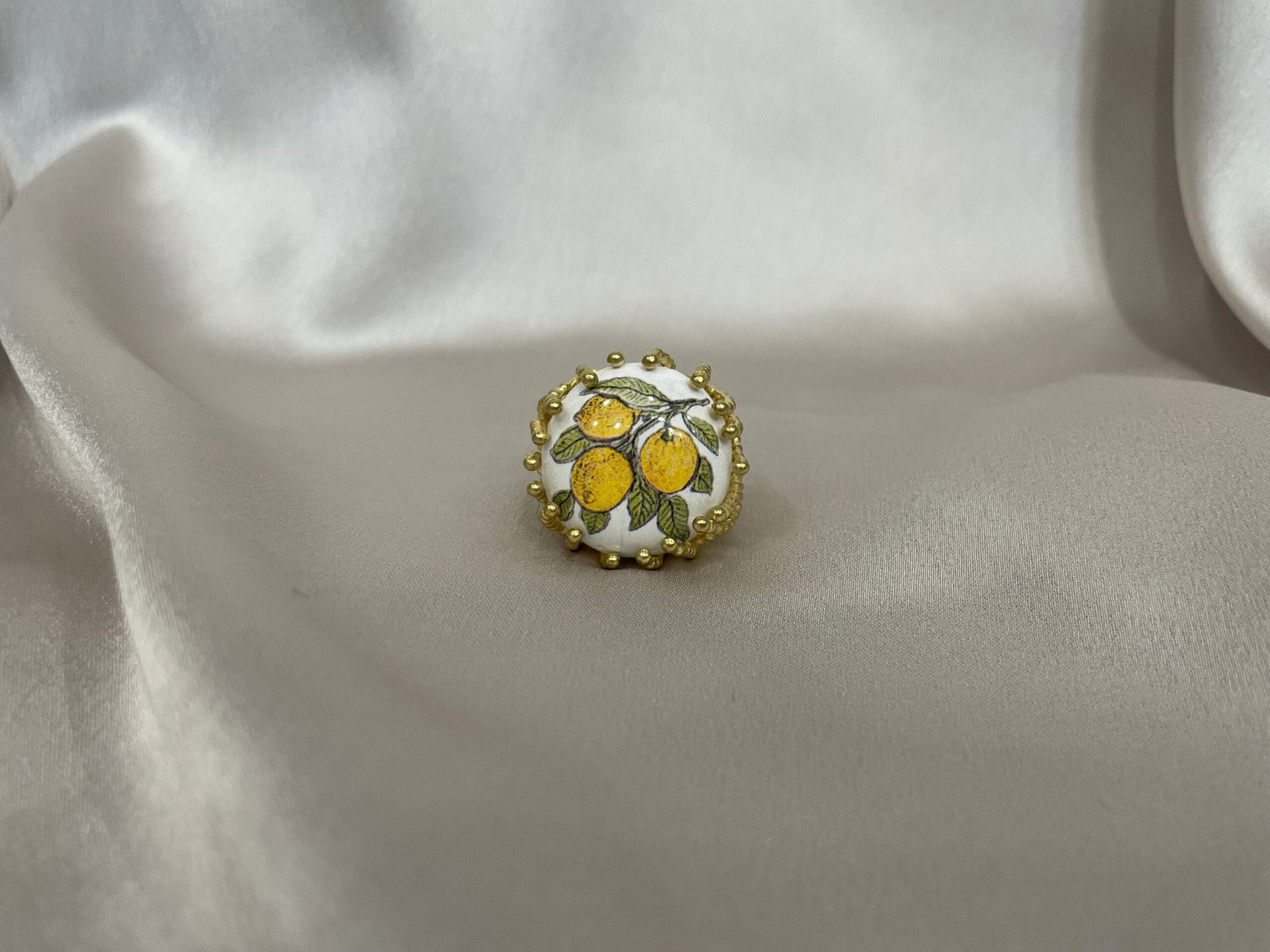 Anello siciliano, anello ceramica di caltagirone, ruota di carretto, anello maxi, anello regolabile, anello ottone e caramica. Anelli artigianali siciliani